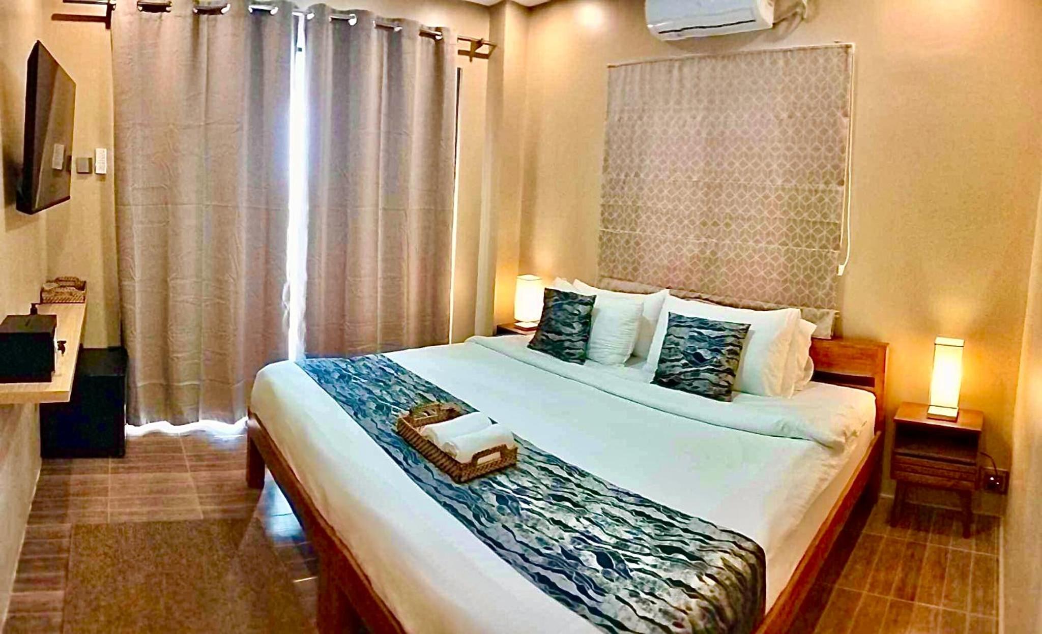 Deluxe Suite with Sea View - Photo 6