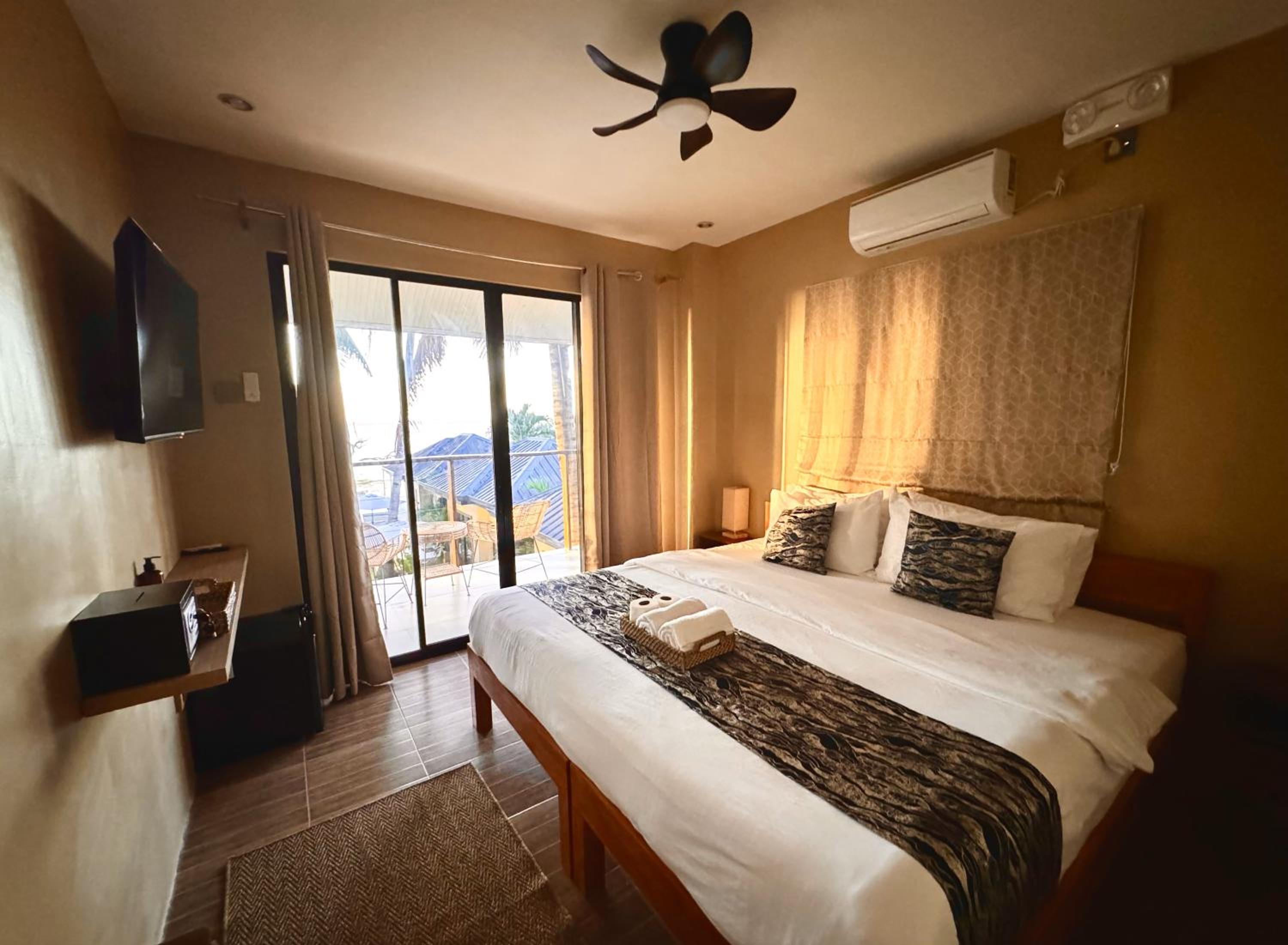 Deluxe Suite with Sea View - Photo 1