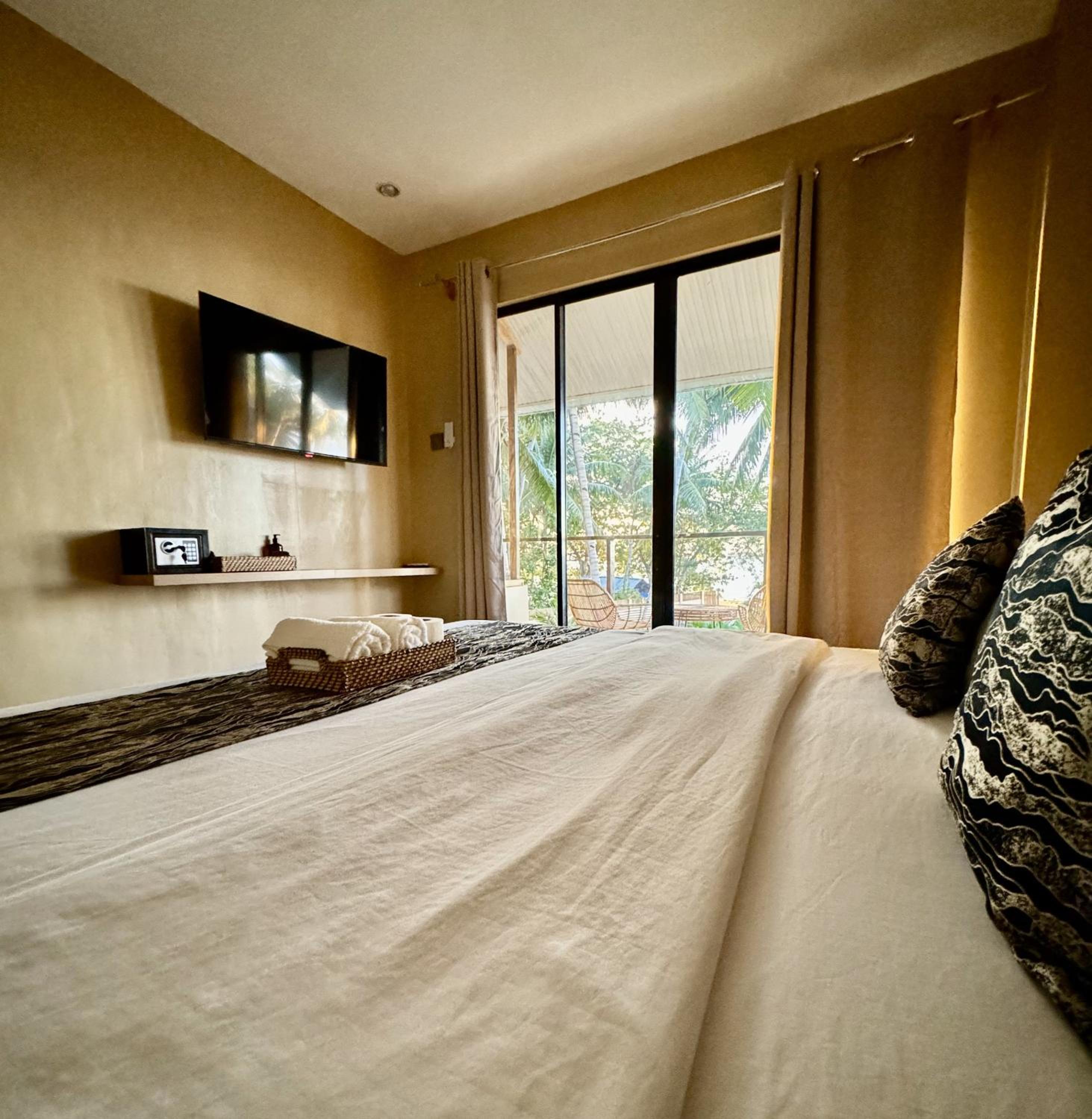 Deluxe Suite with Sea View - Photo 3