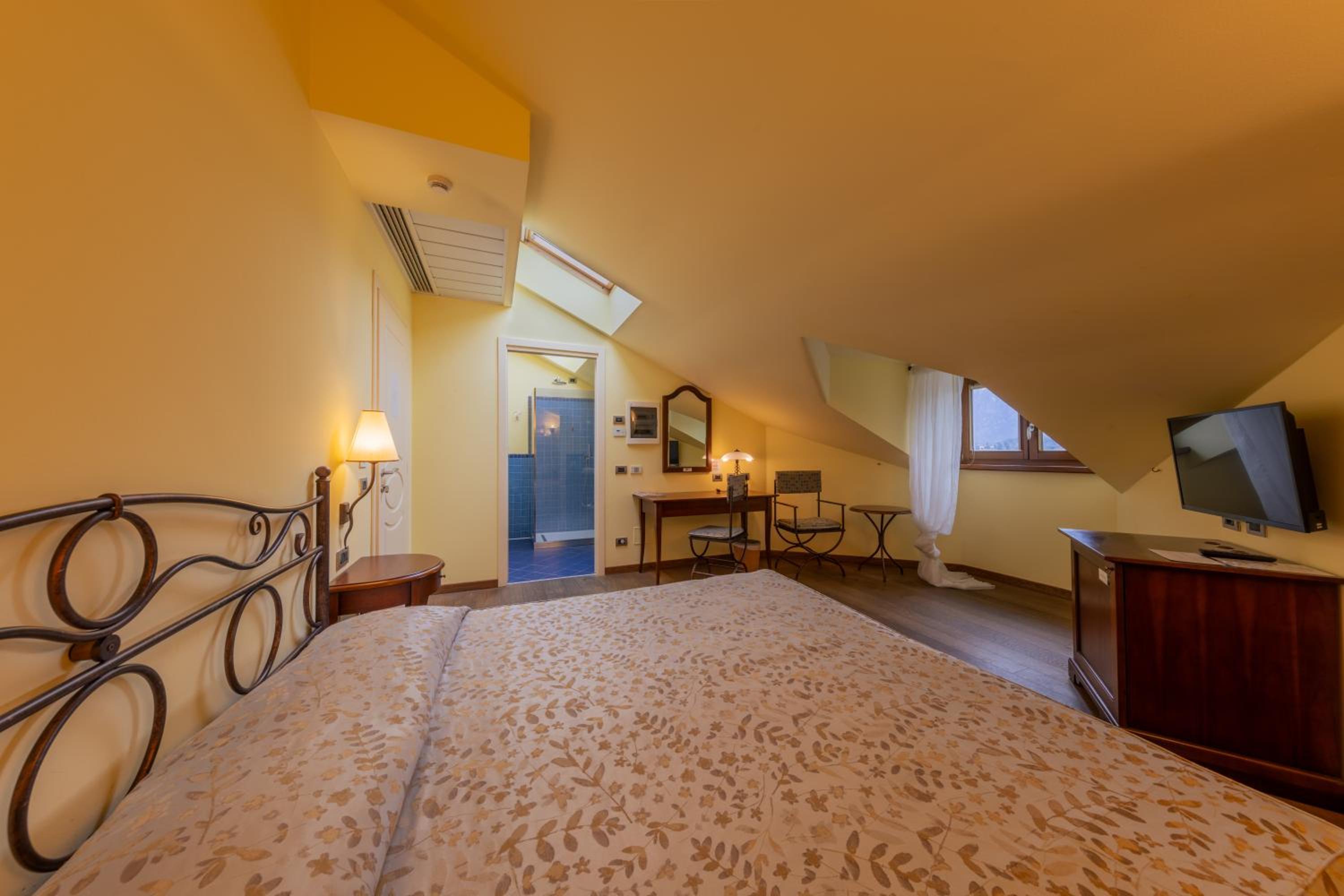 Double or Twin Room with Lake View - Attic photo 2