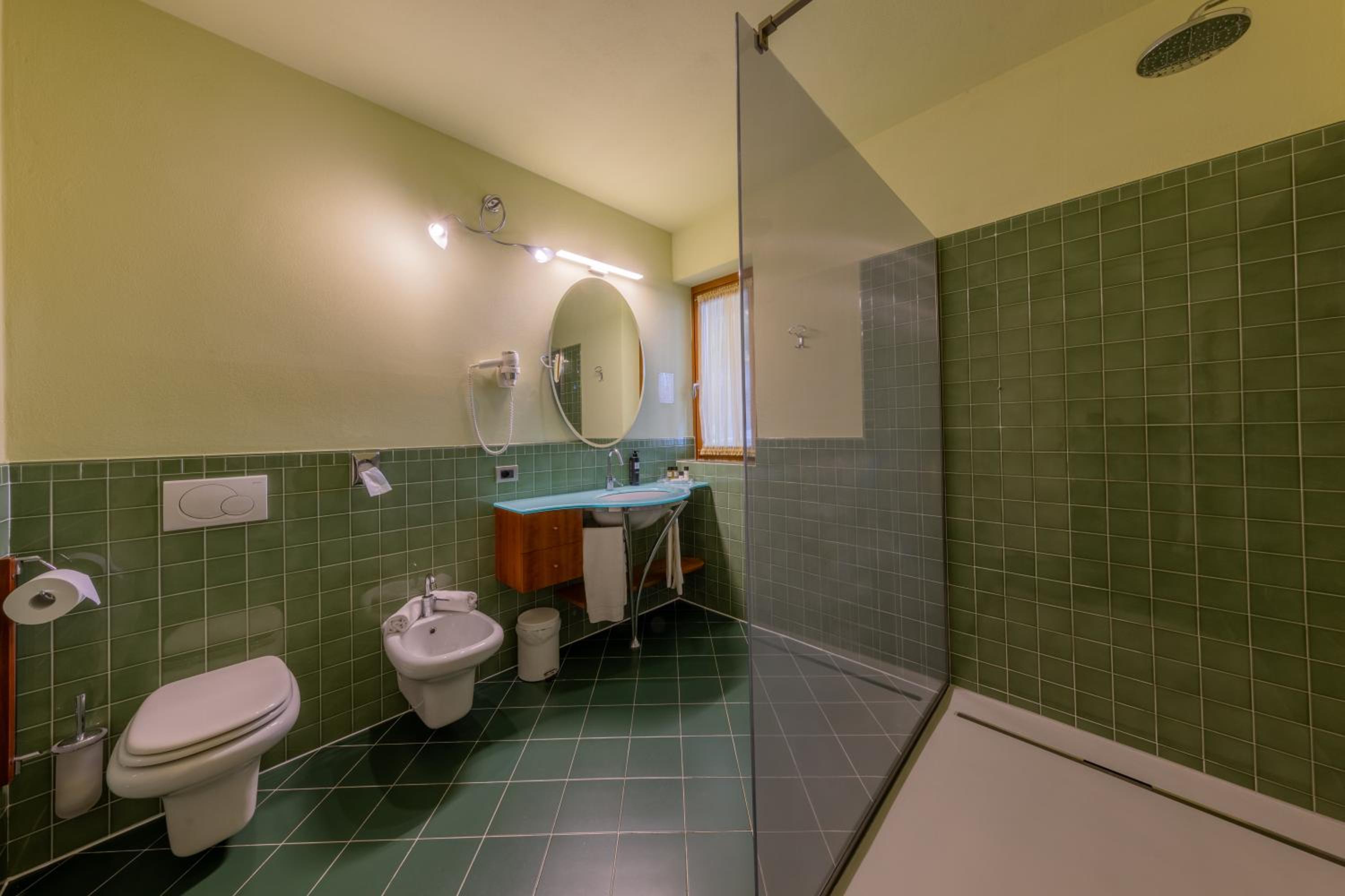 Deluxe Double or Twin Room with Lake View - Photo 4