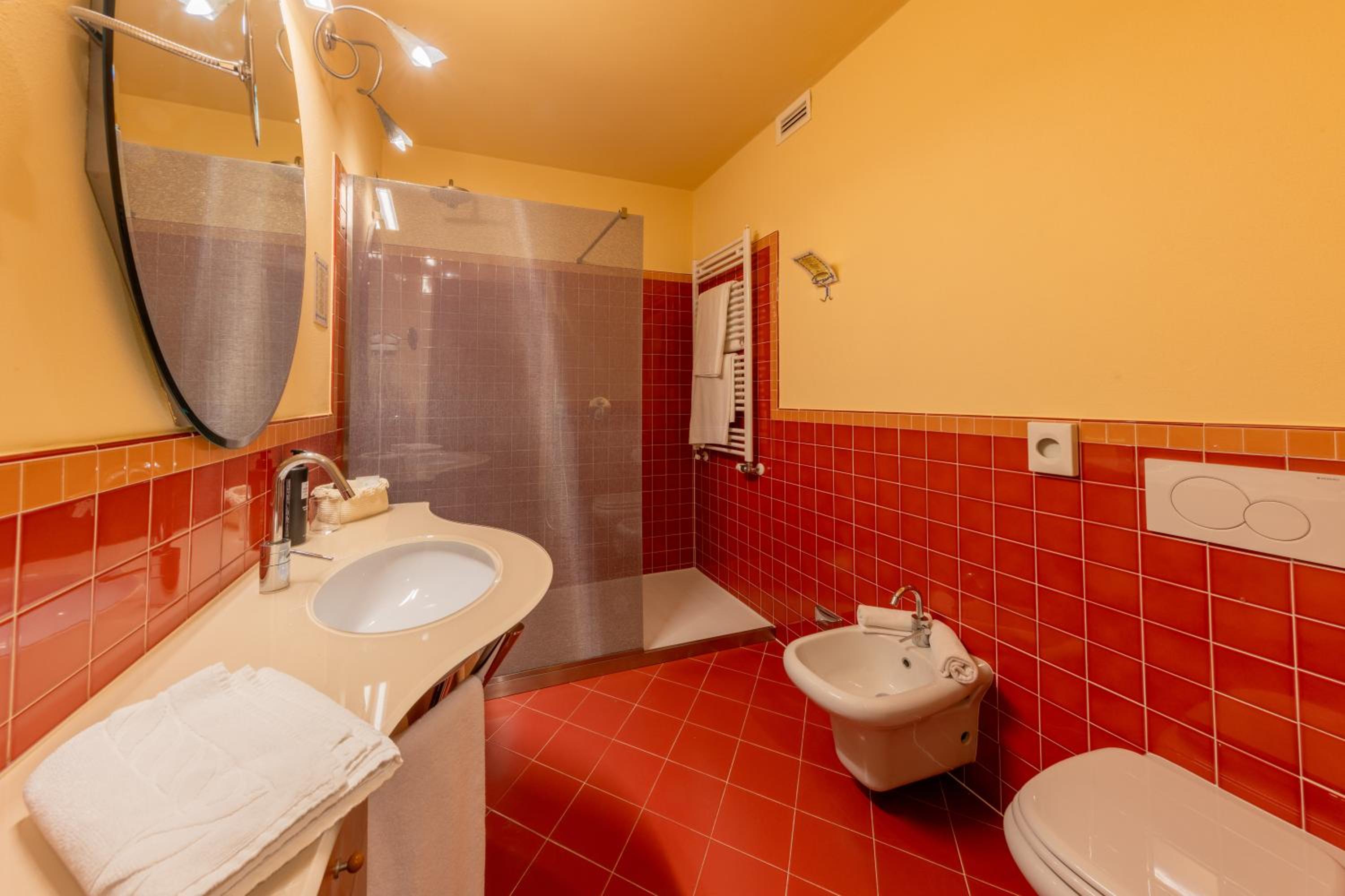 Double or Twin Room with Lake View - Photo 4