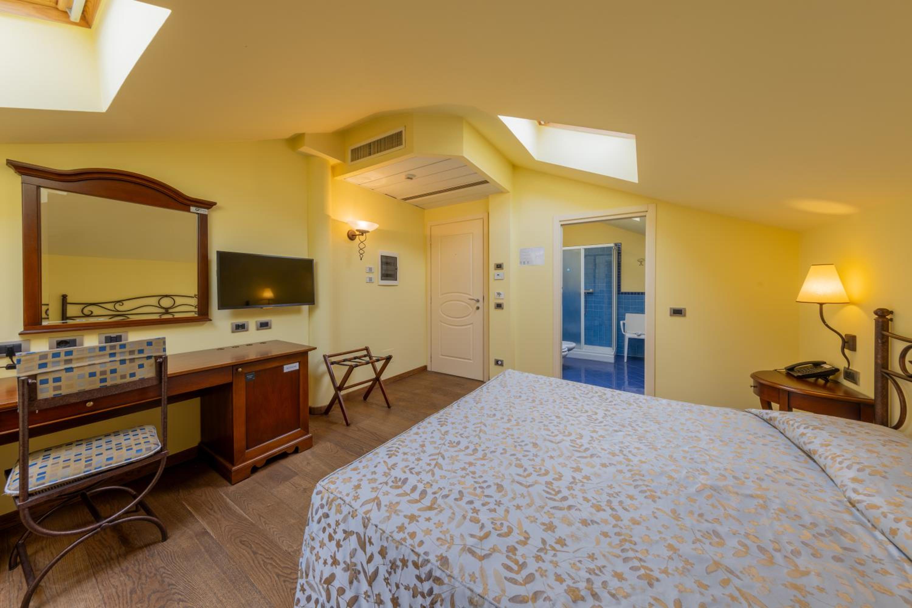 Standard Double or Twin Room - Attic - Photo 1