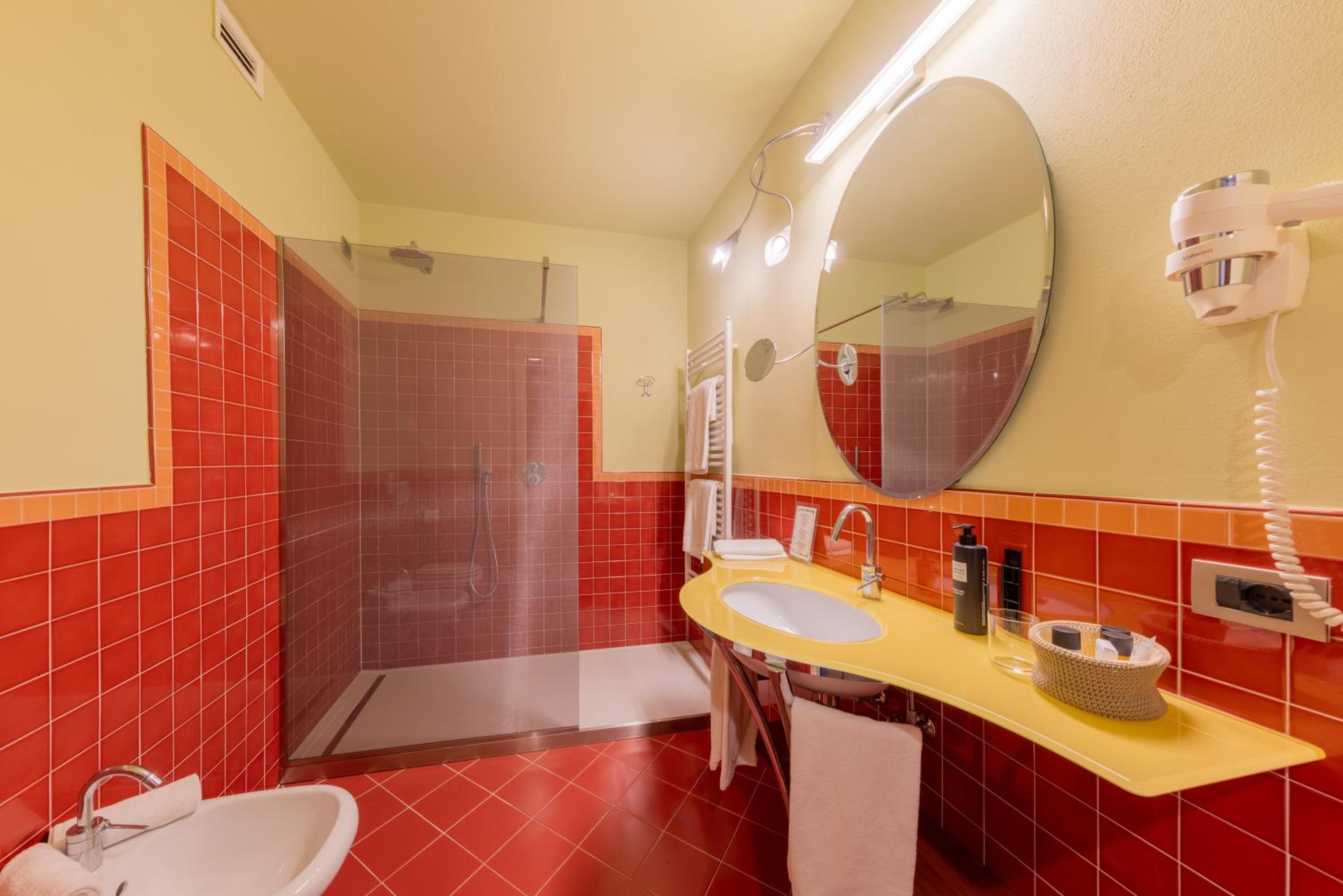 Double or Twin Room with Lake View - Photo 7