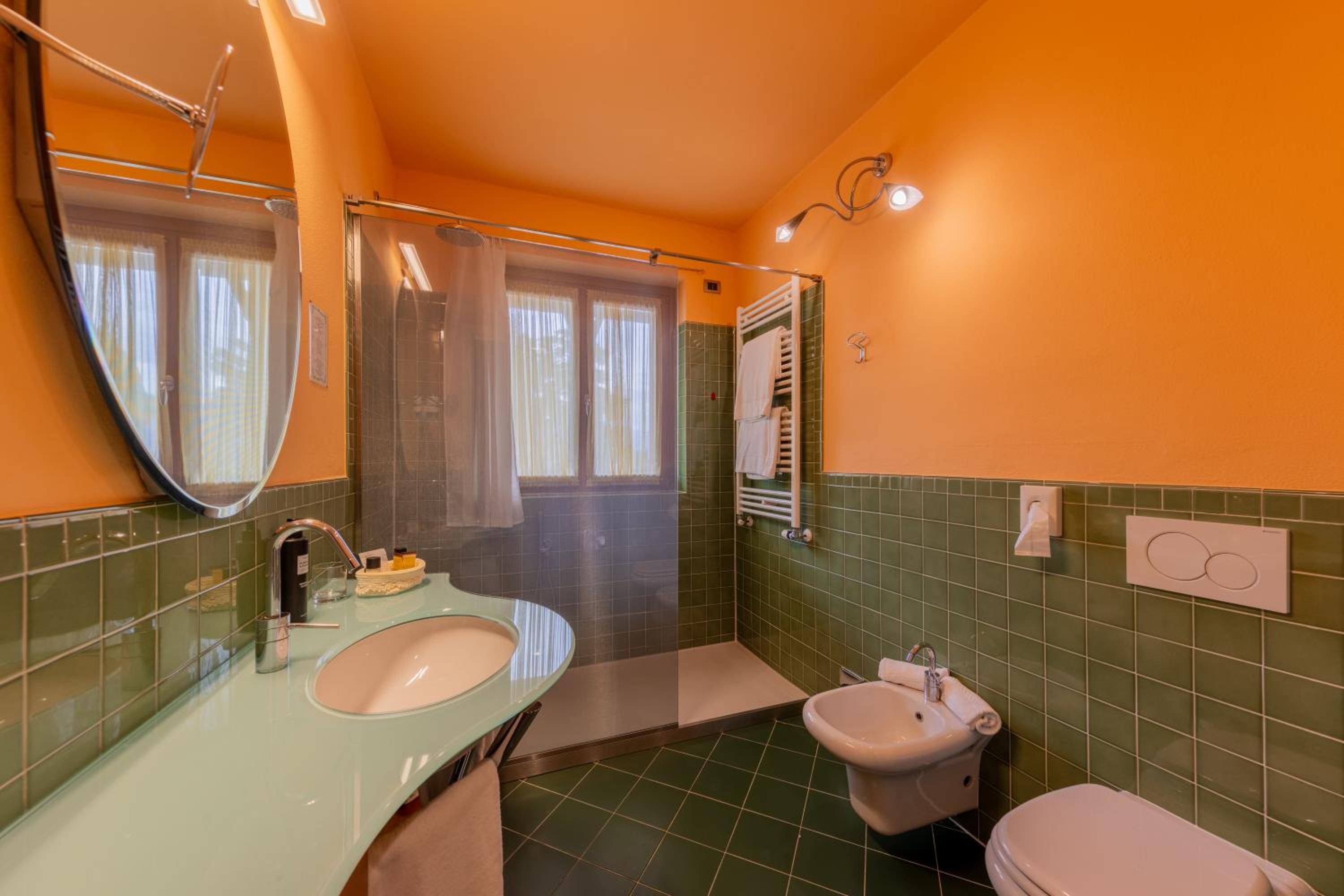 Deluxe Double or Twin Room with Lake View - Photo 2
