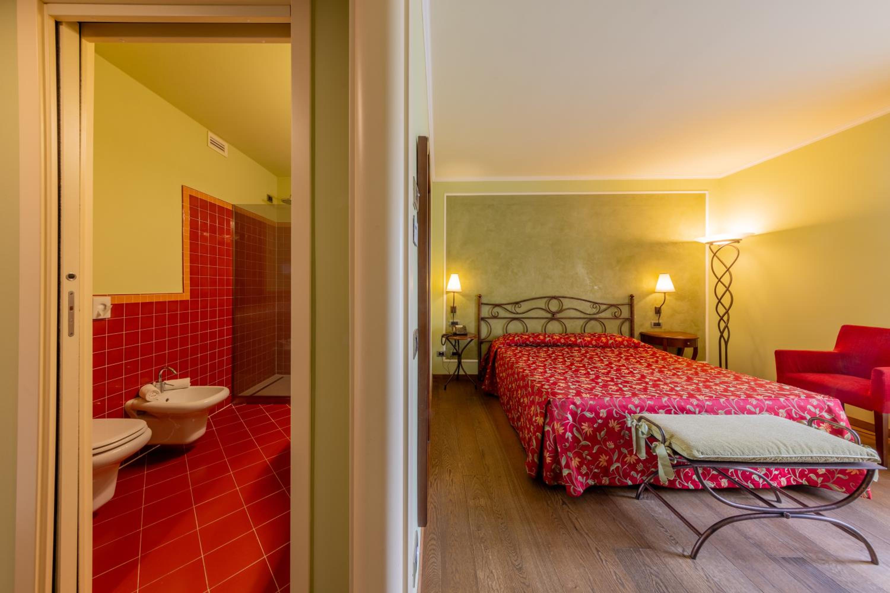 Double or Twin Room with Lake View - Photo 9