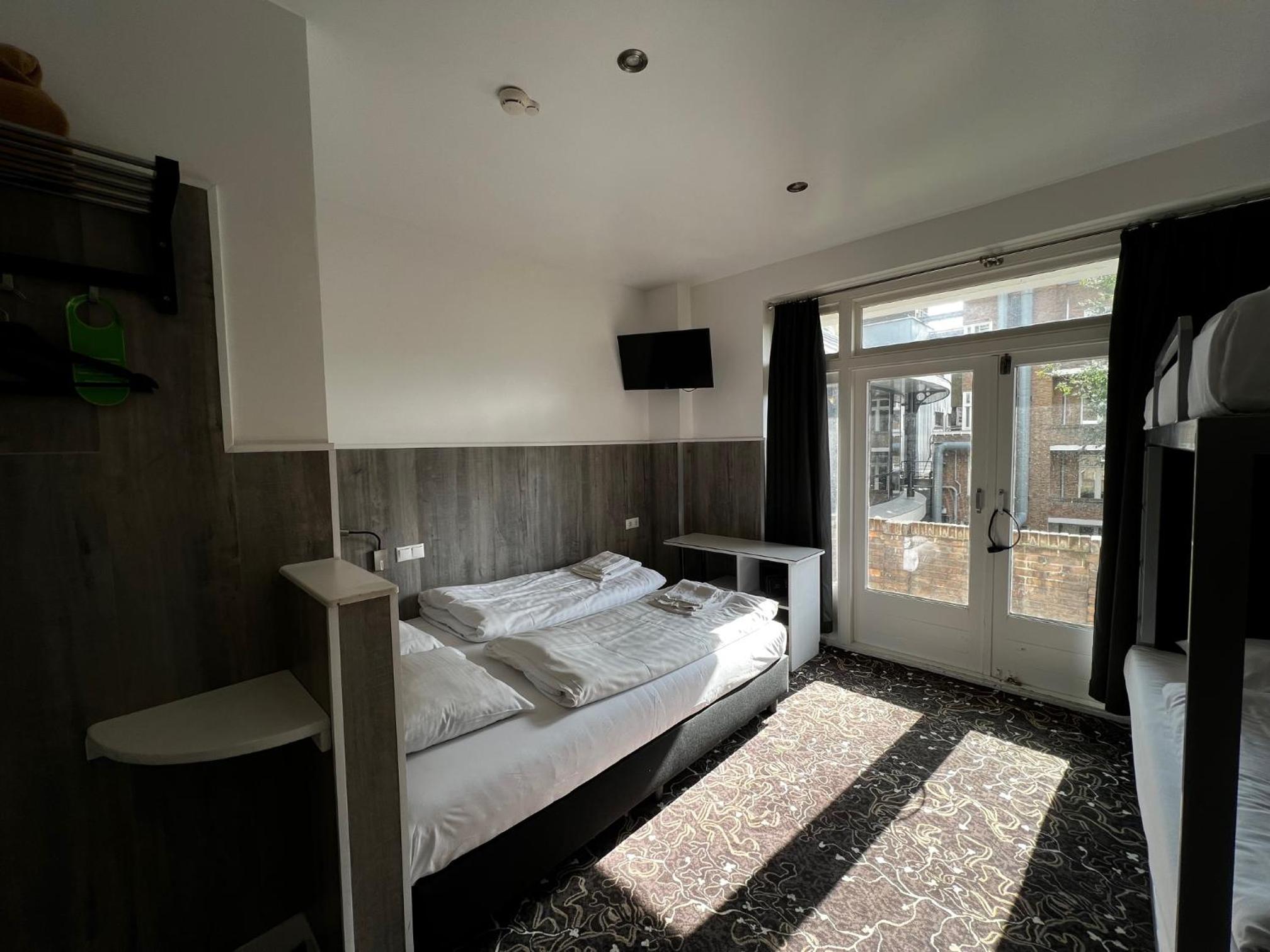 Dormitory Room (6 Adults) photo 3