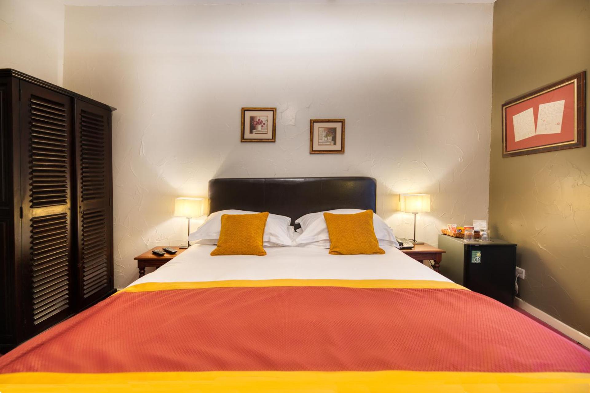 Standard Queen Room - Photo 11