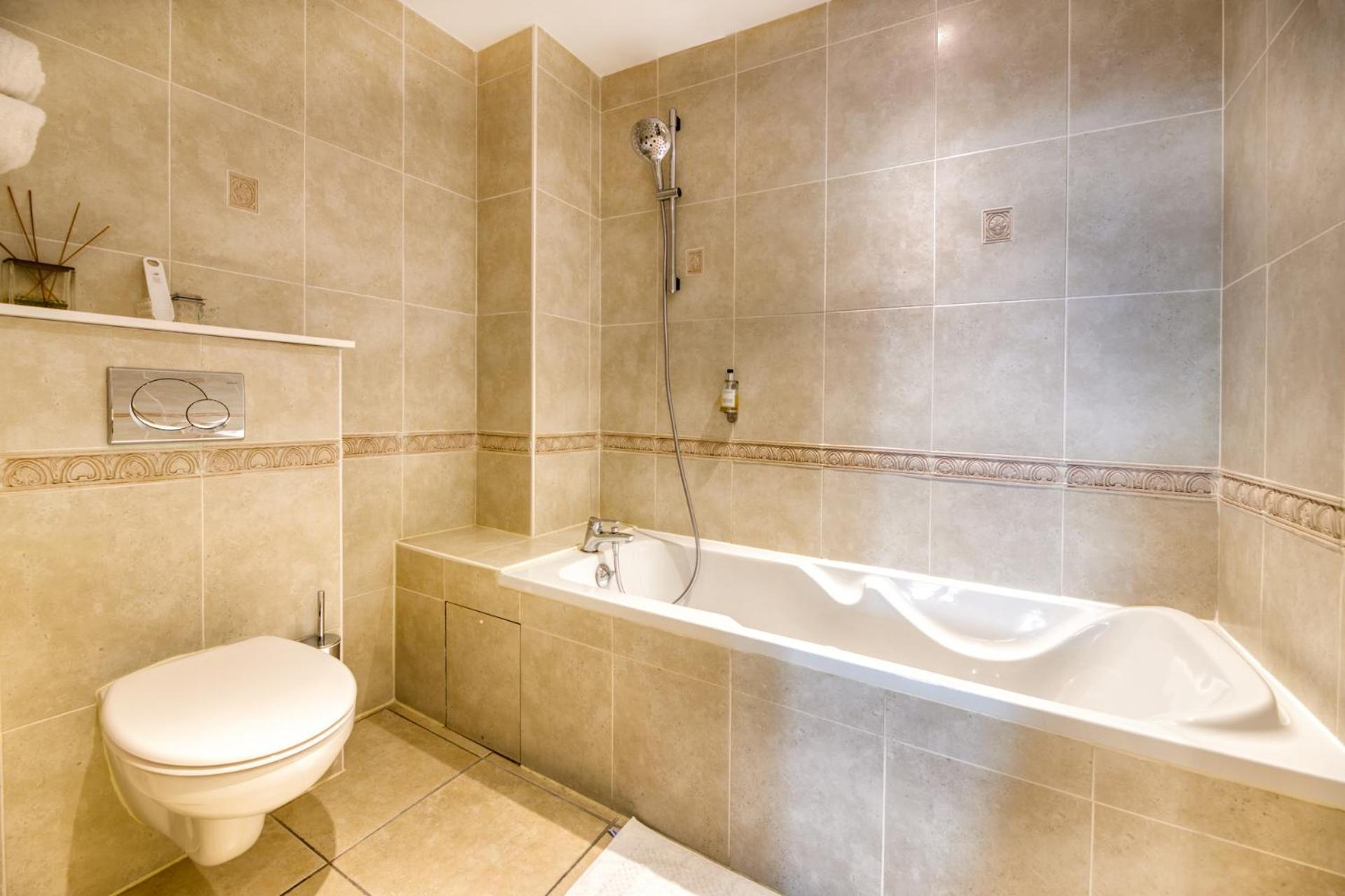 Deluxe King Room - Photo 4