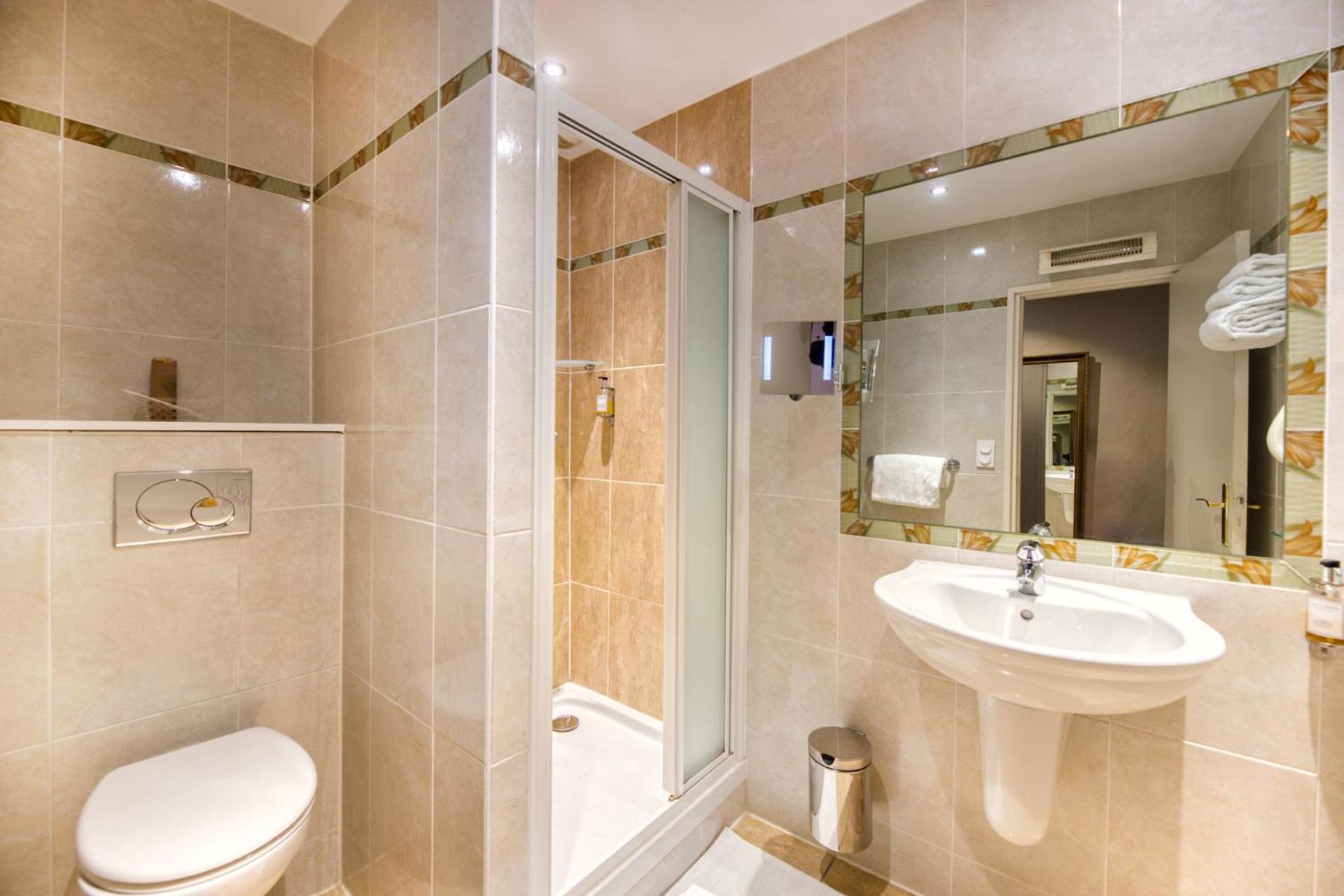 Standard Queen Room - Photo 10