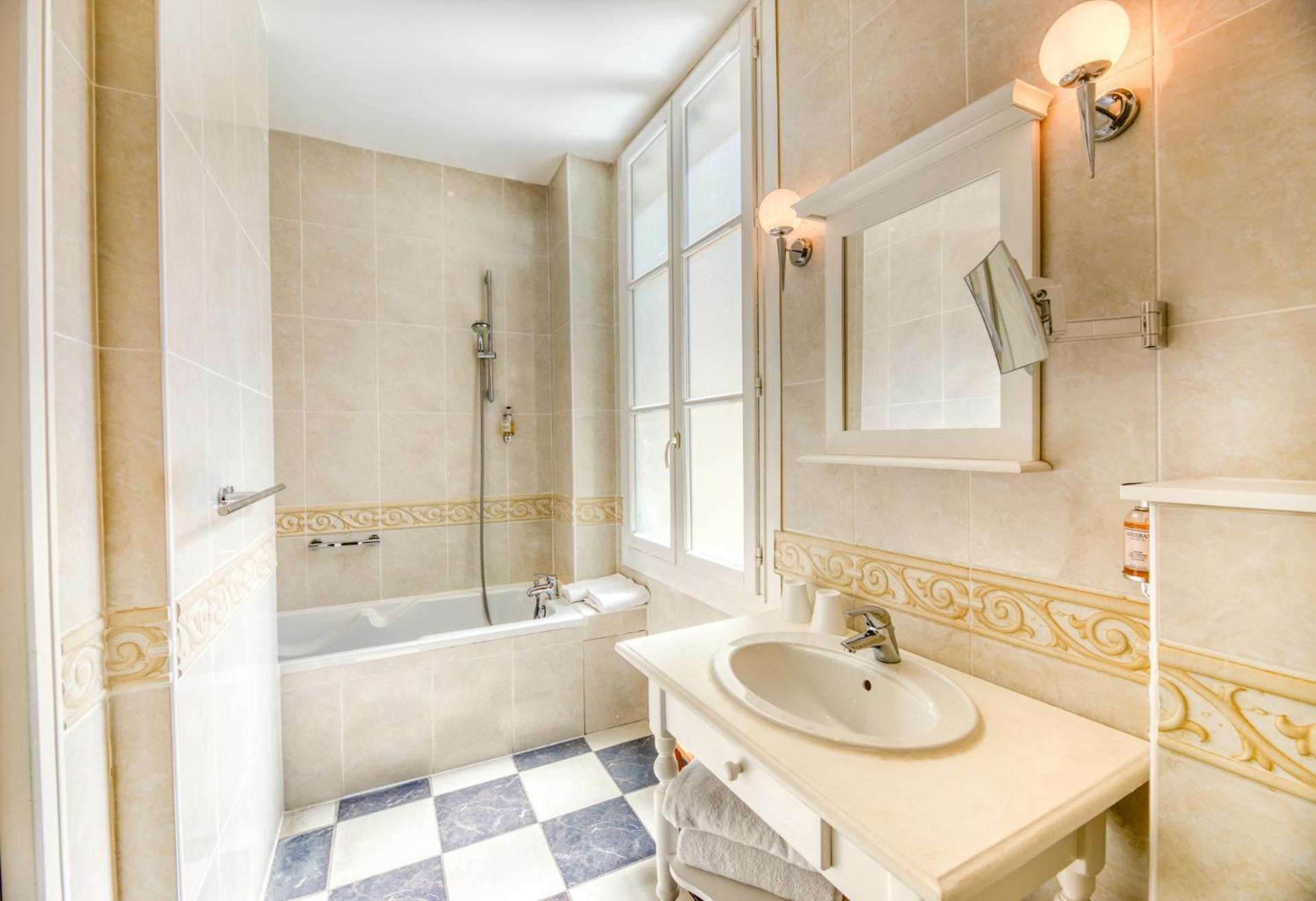 Deluxe King Room - Photo 3