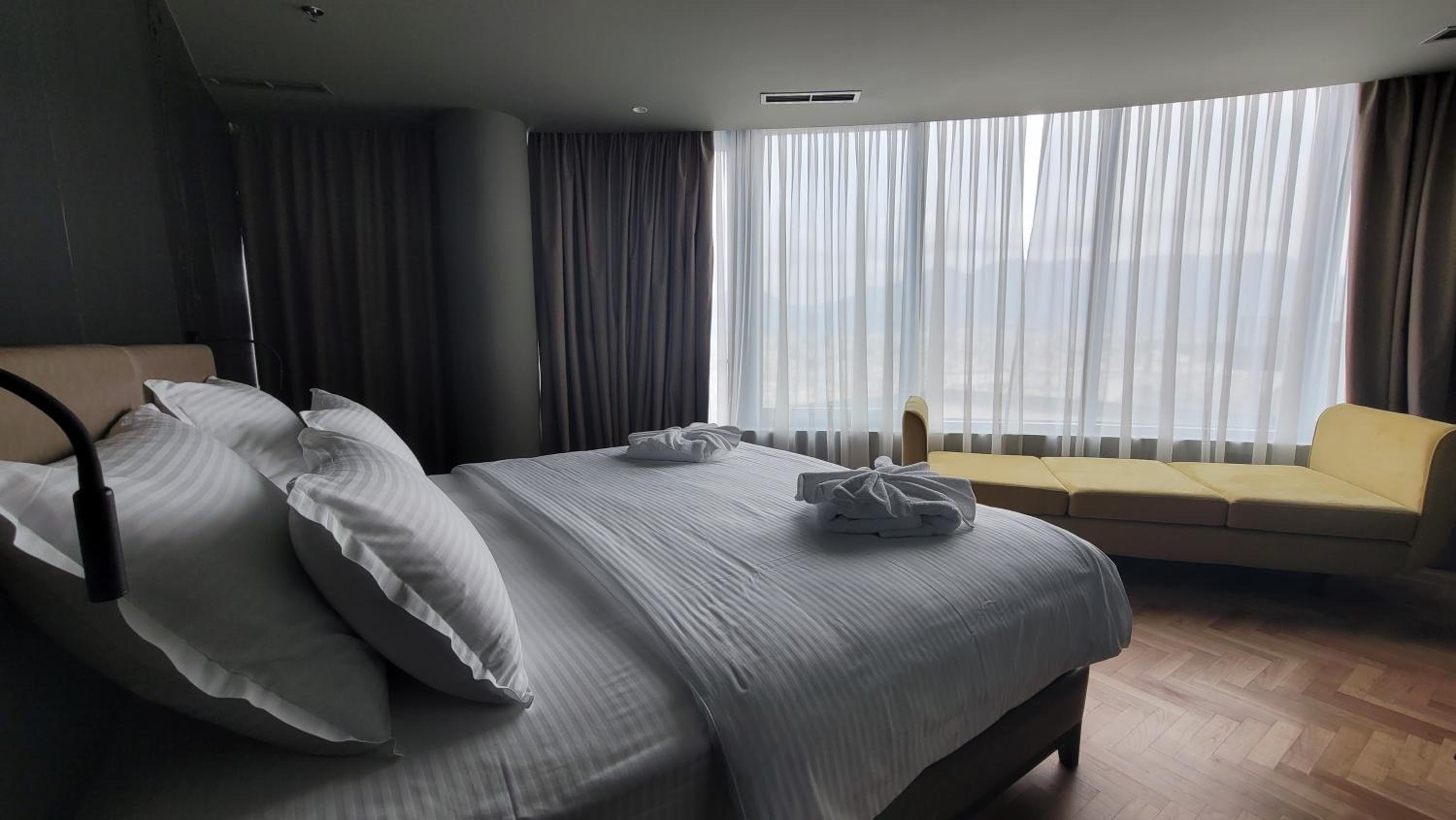 Junior Suite with Terrace and City View photo 2