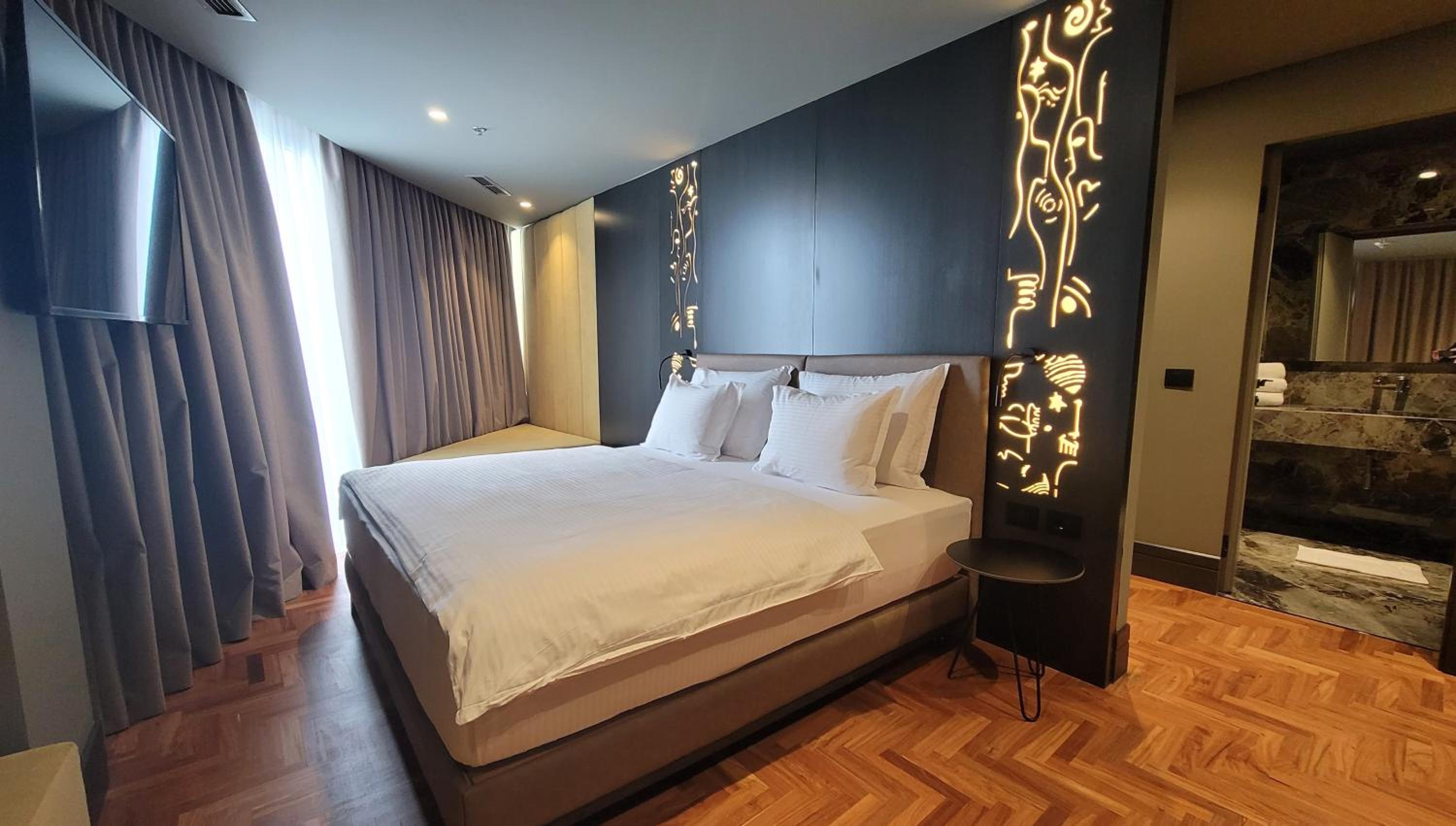 Junior Suite with Terrace and City View