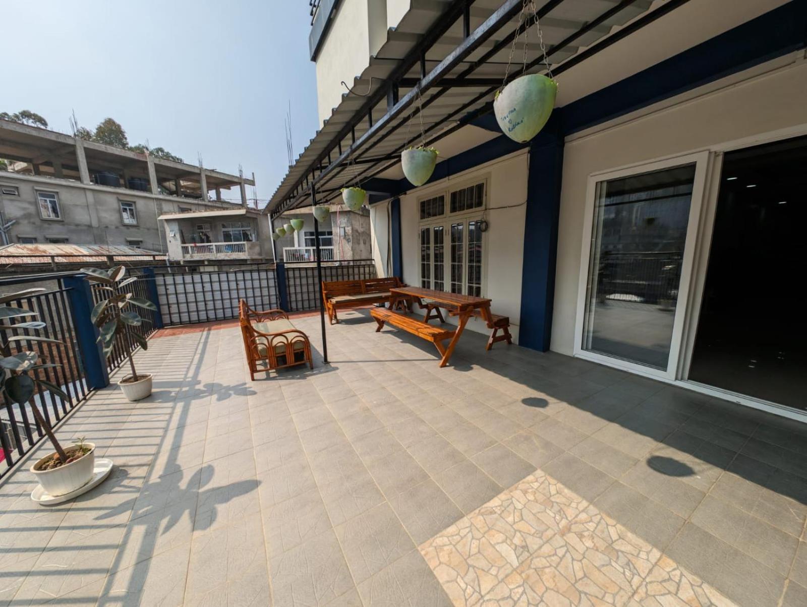 King Room with Balcony - Photo 4