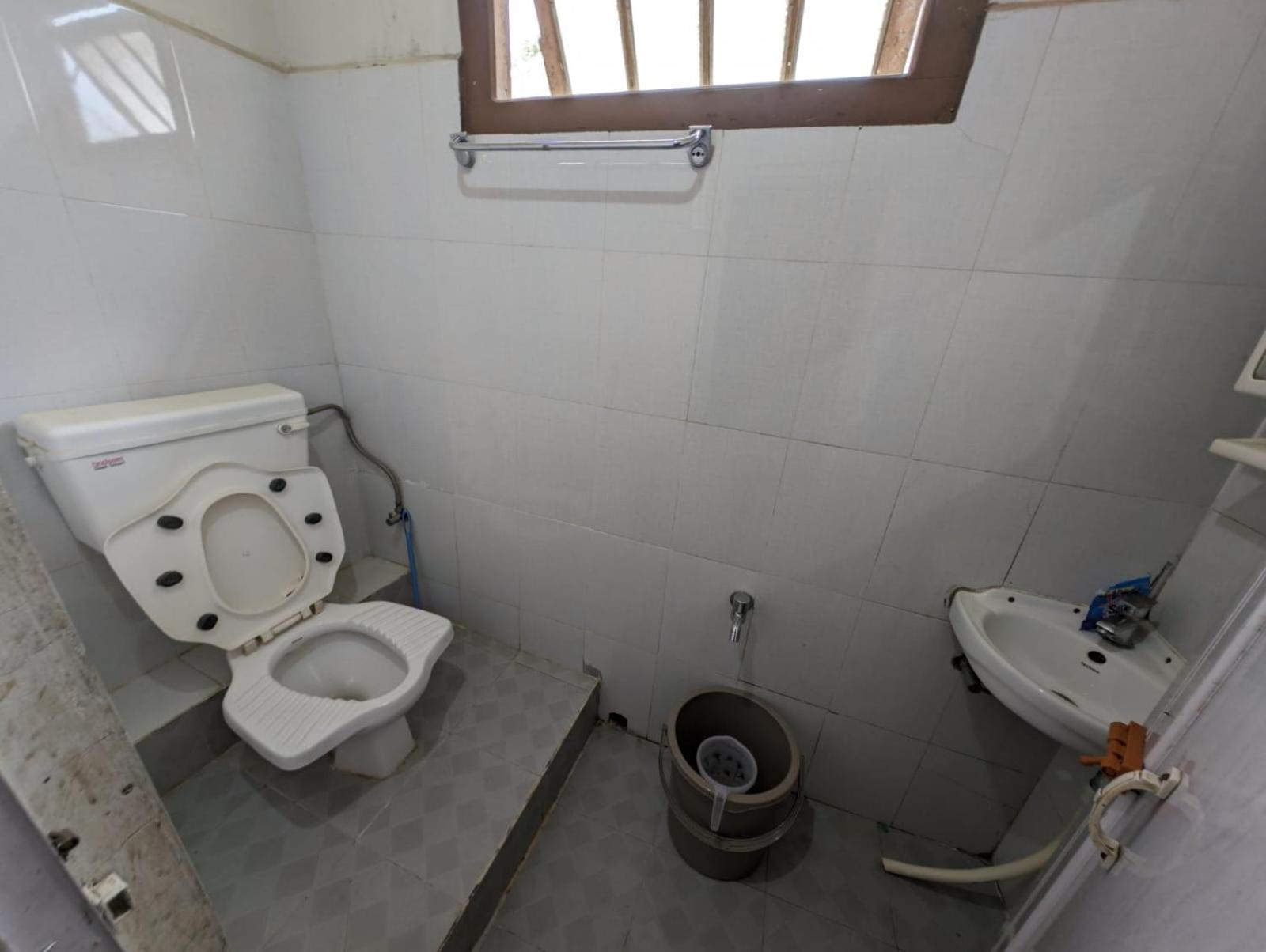 Twin Room with Private Bathroom - Photo 4
