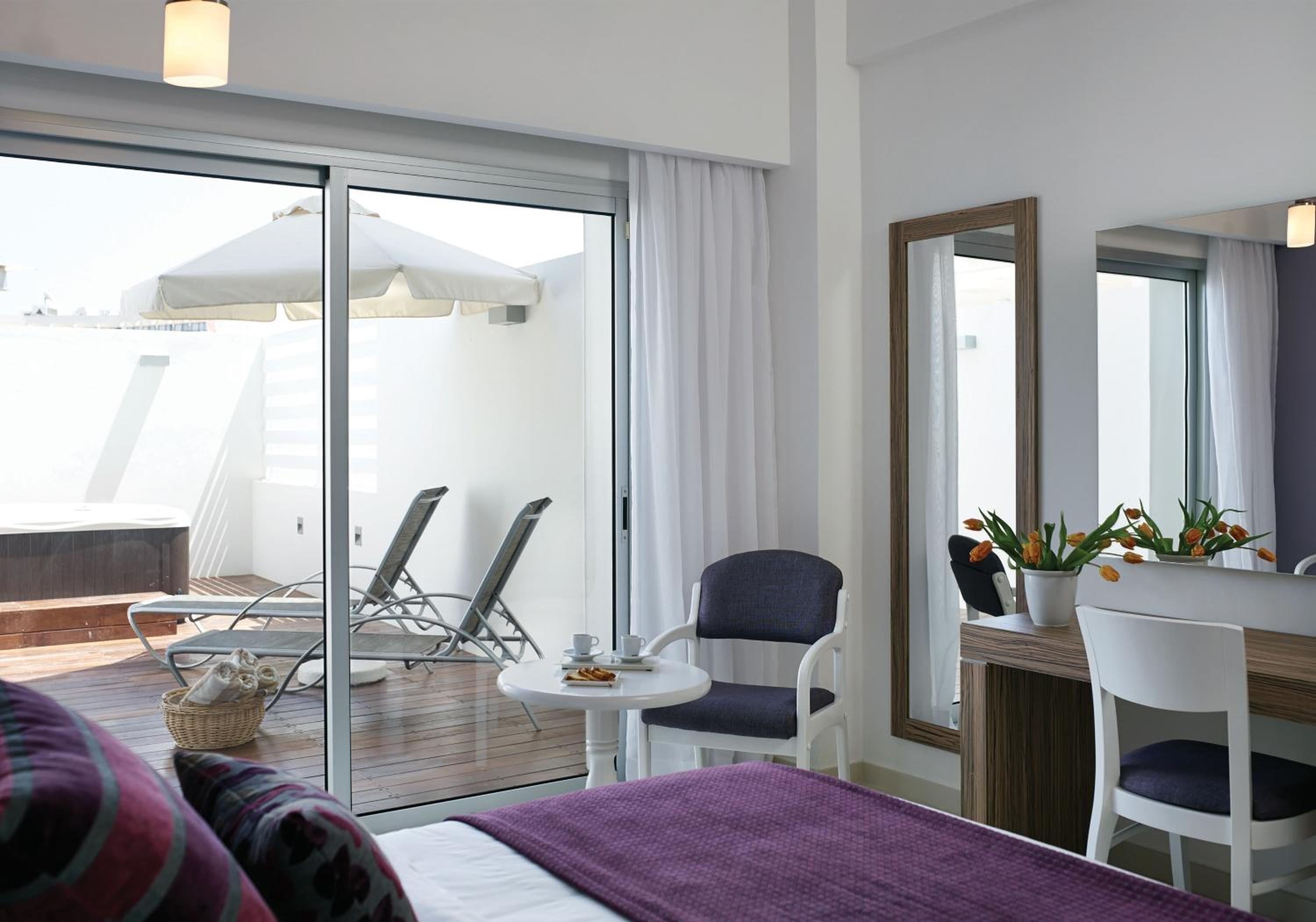 Superior Room Inland View with Outdoor Whirlpool - Photo 3