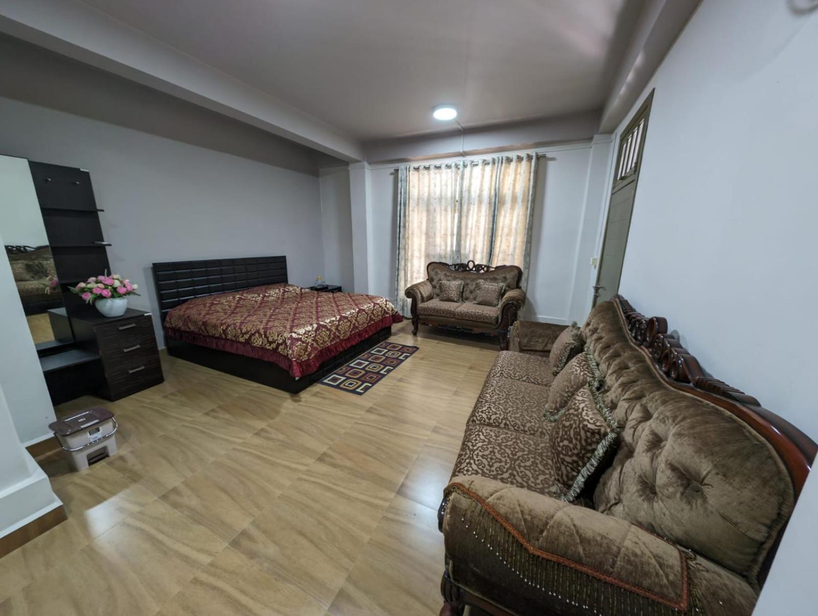 Queen Room with Balcony photo 2