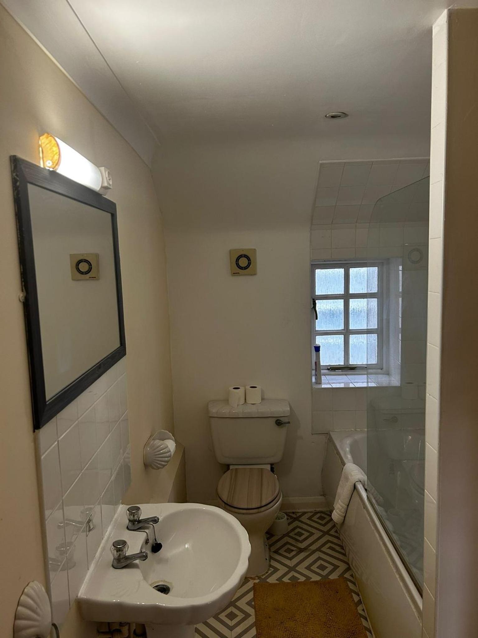 Twin Room with Private Bathroom photo 2