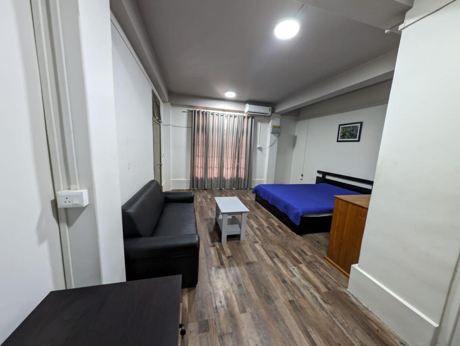 King Room with Balcony - Photo 7