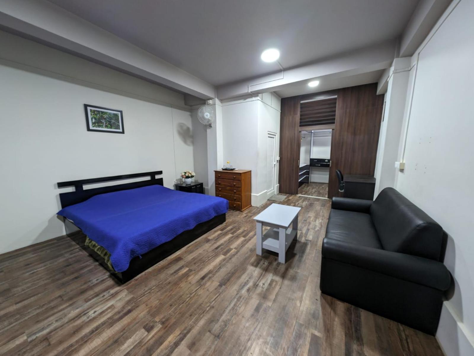 King Room with Balcony - Photo 8