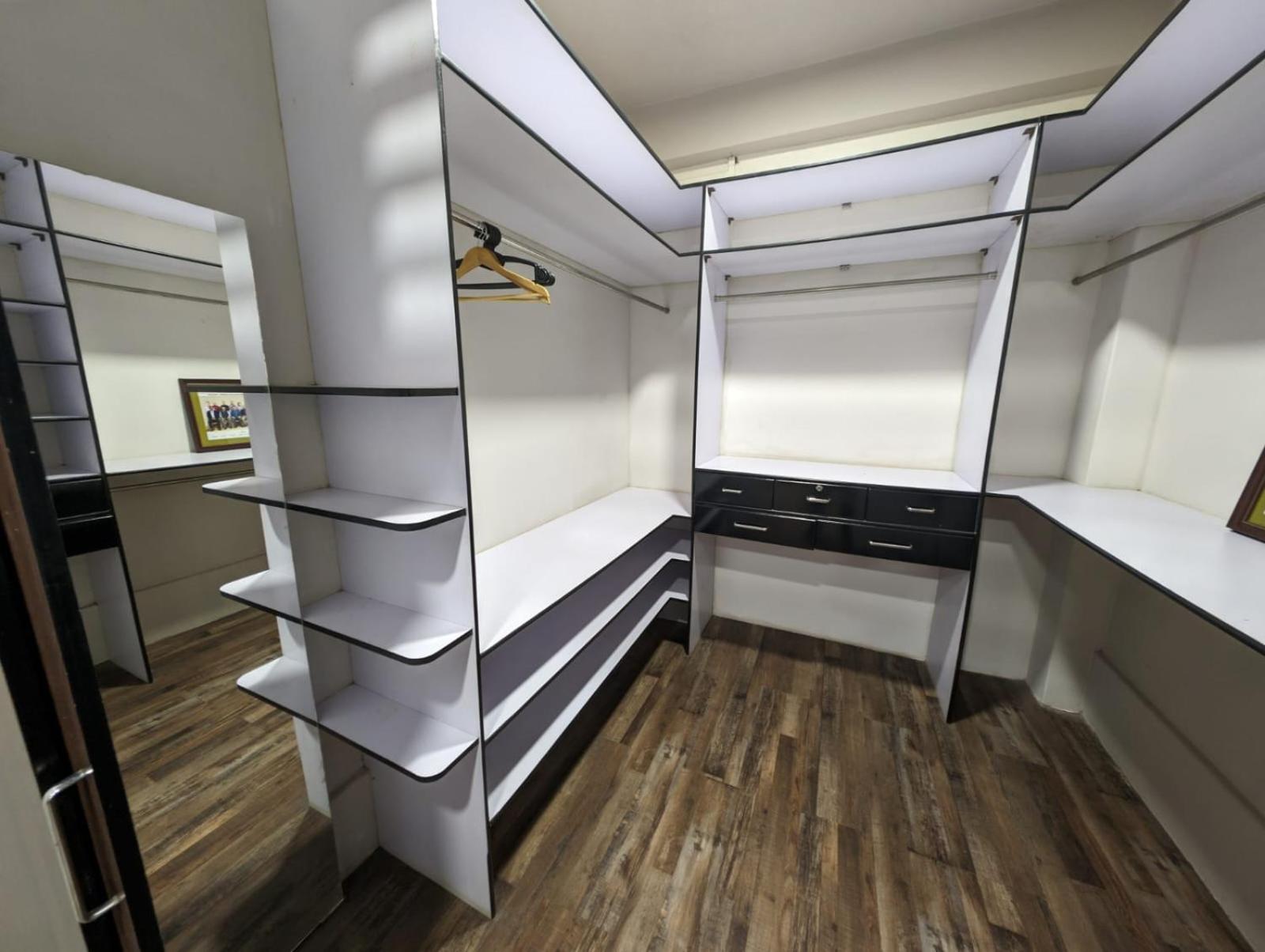 King Room with Balcony - Photo 6