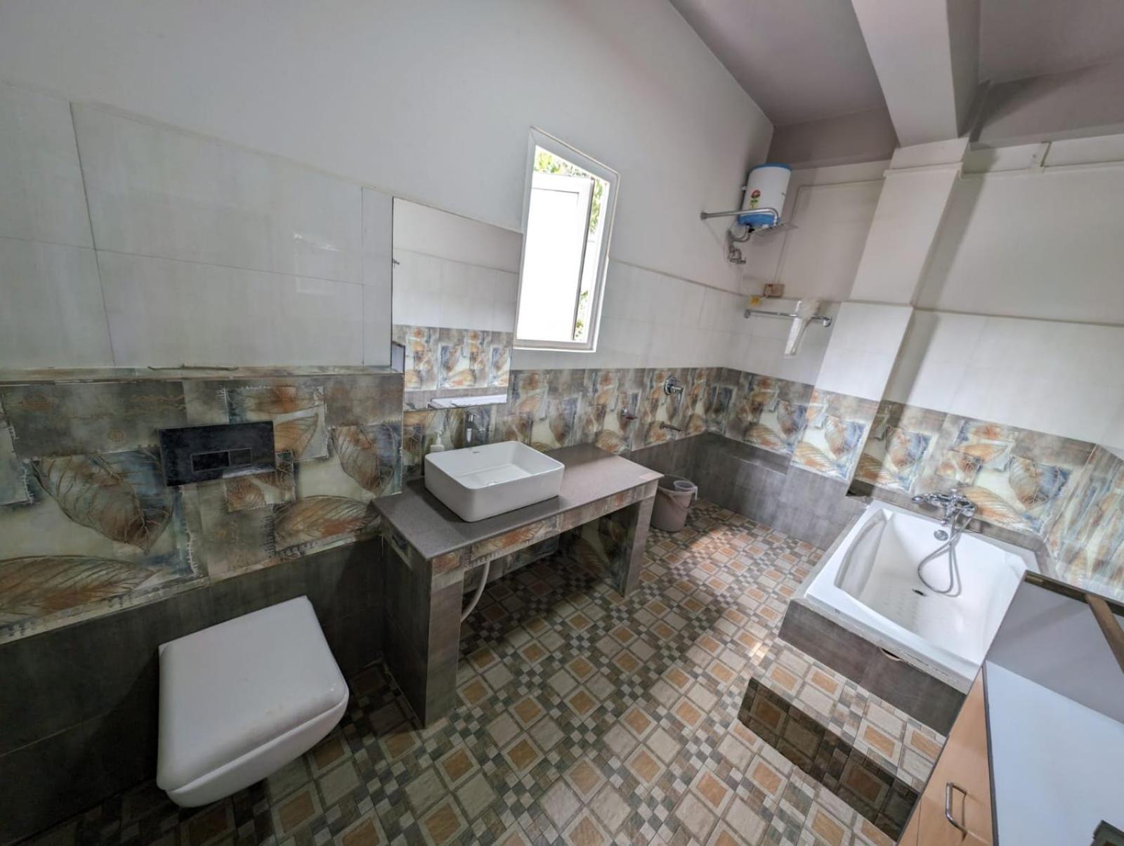 King Room with Balcony - Photo 5