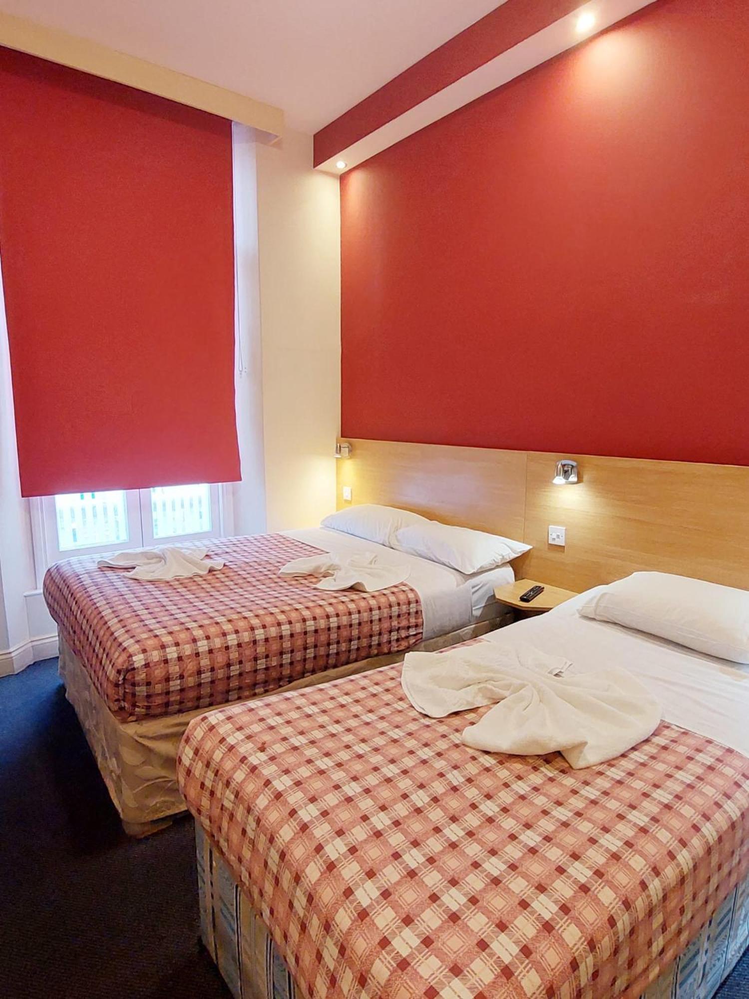 Triple Room with private toilet and shower photo 2