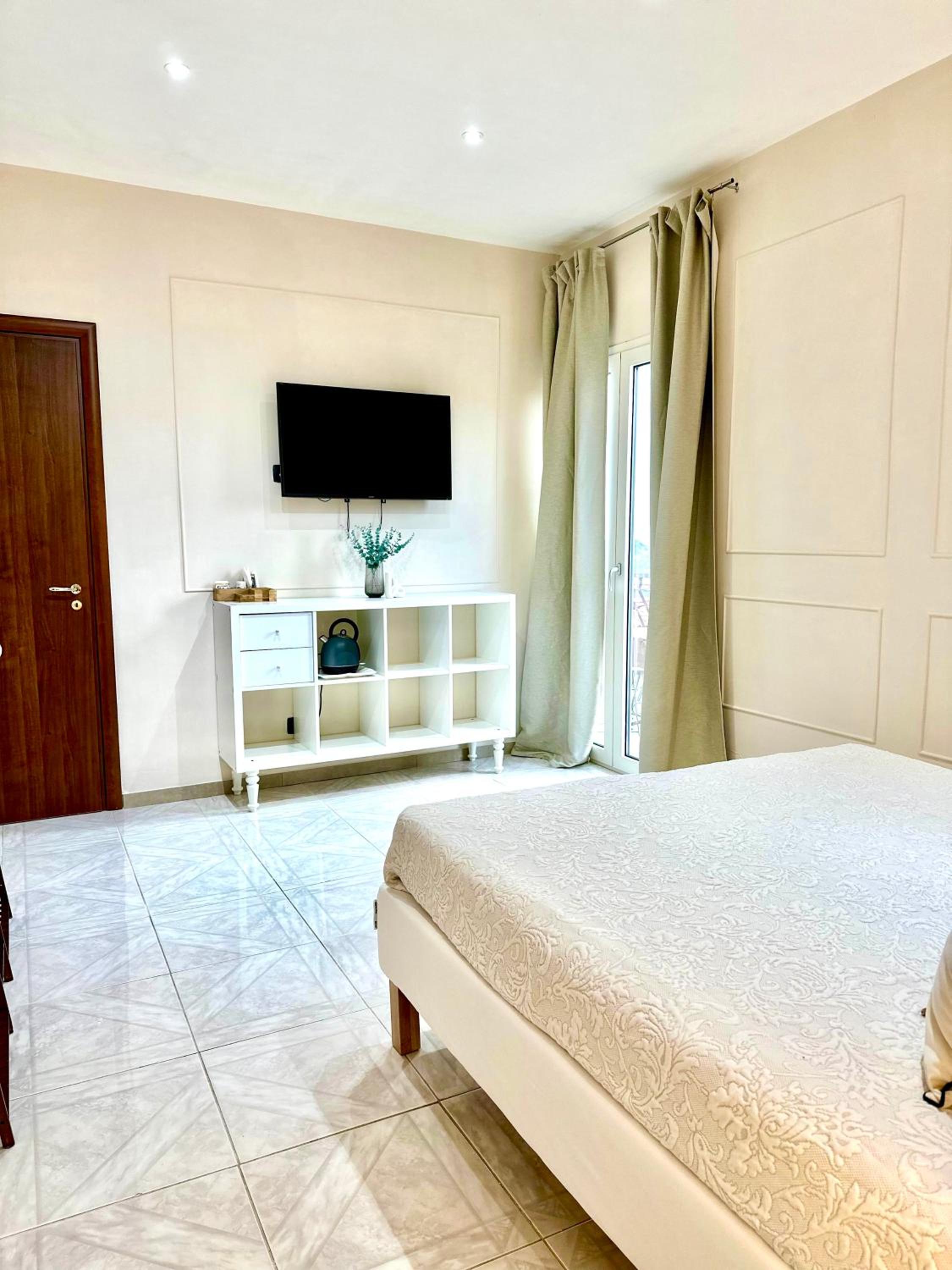 Double Room with Balcony - Photo 13