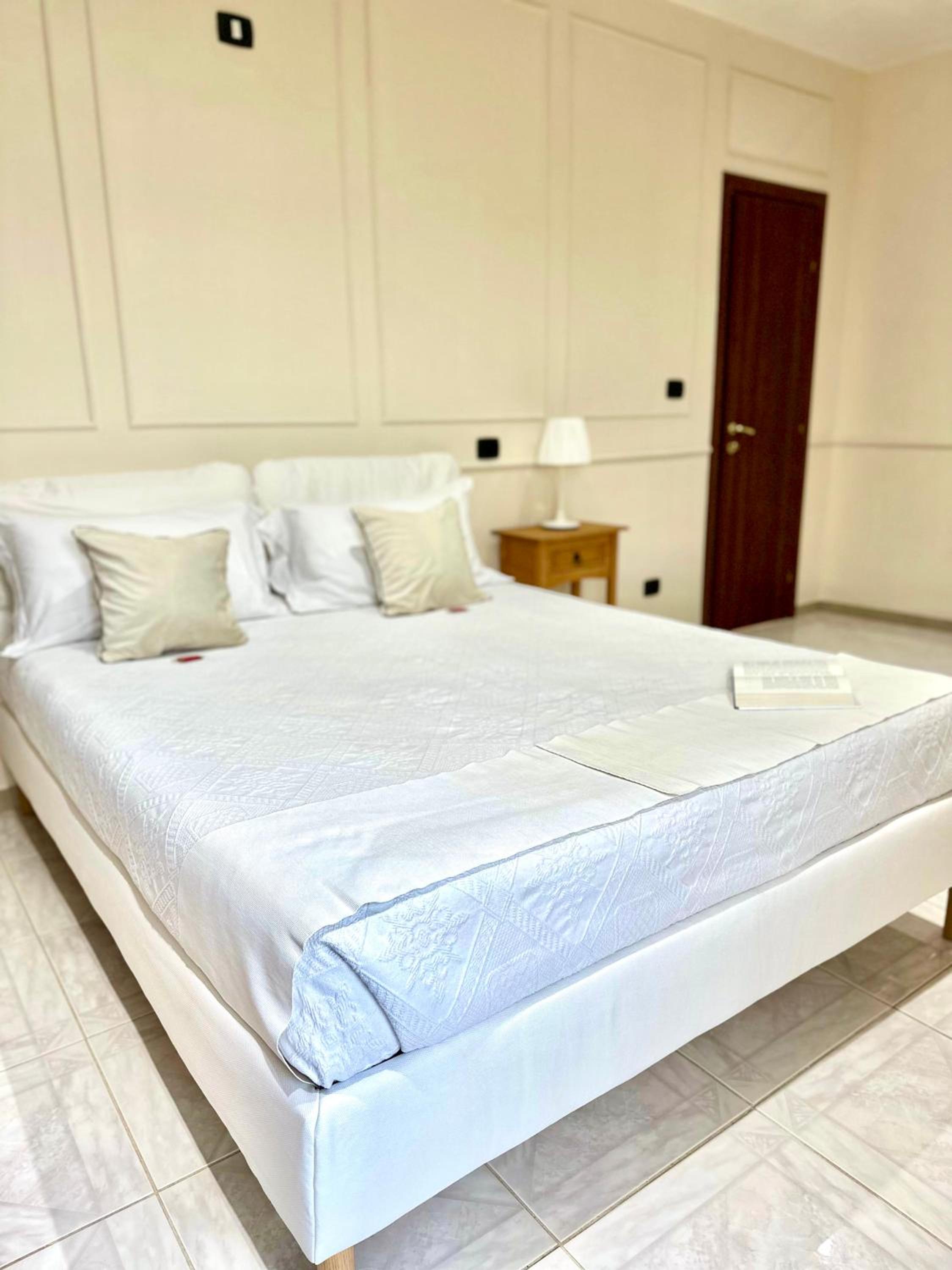 Deluxe Double Room with Balcony - Photo 4