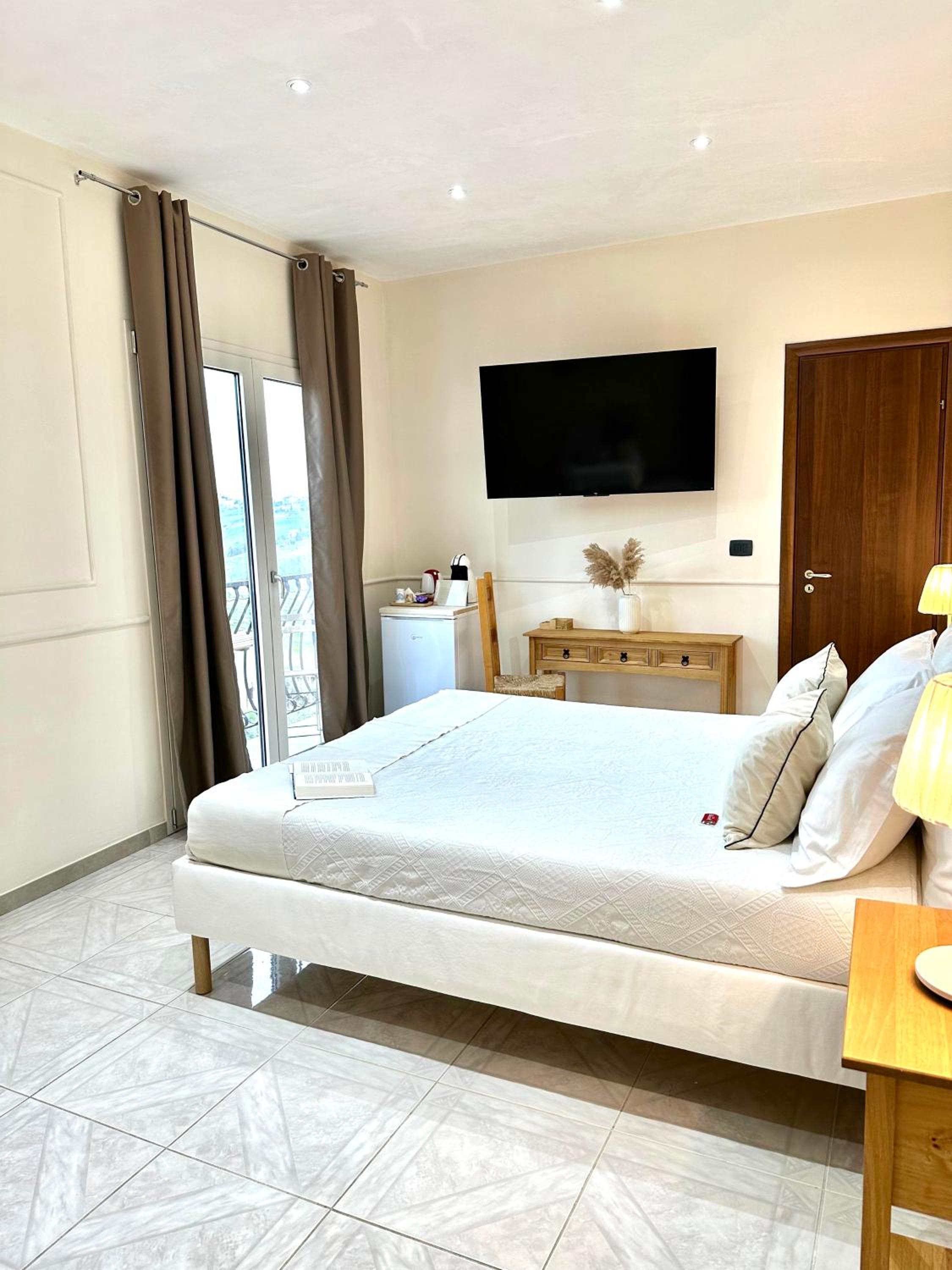 Deluxe Double Room with Balcony - Photo 8