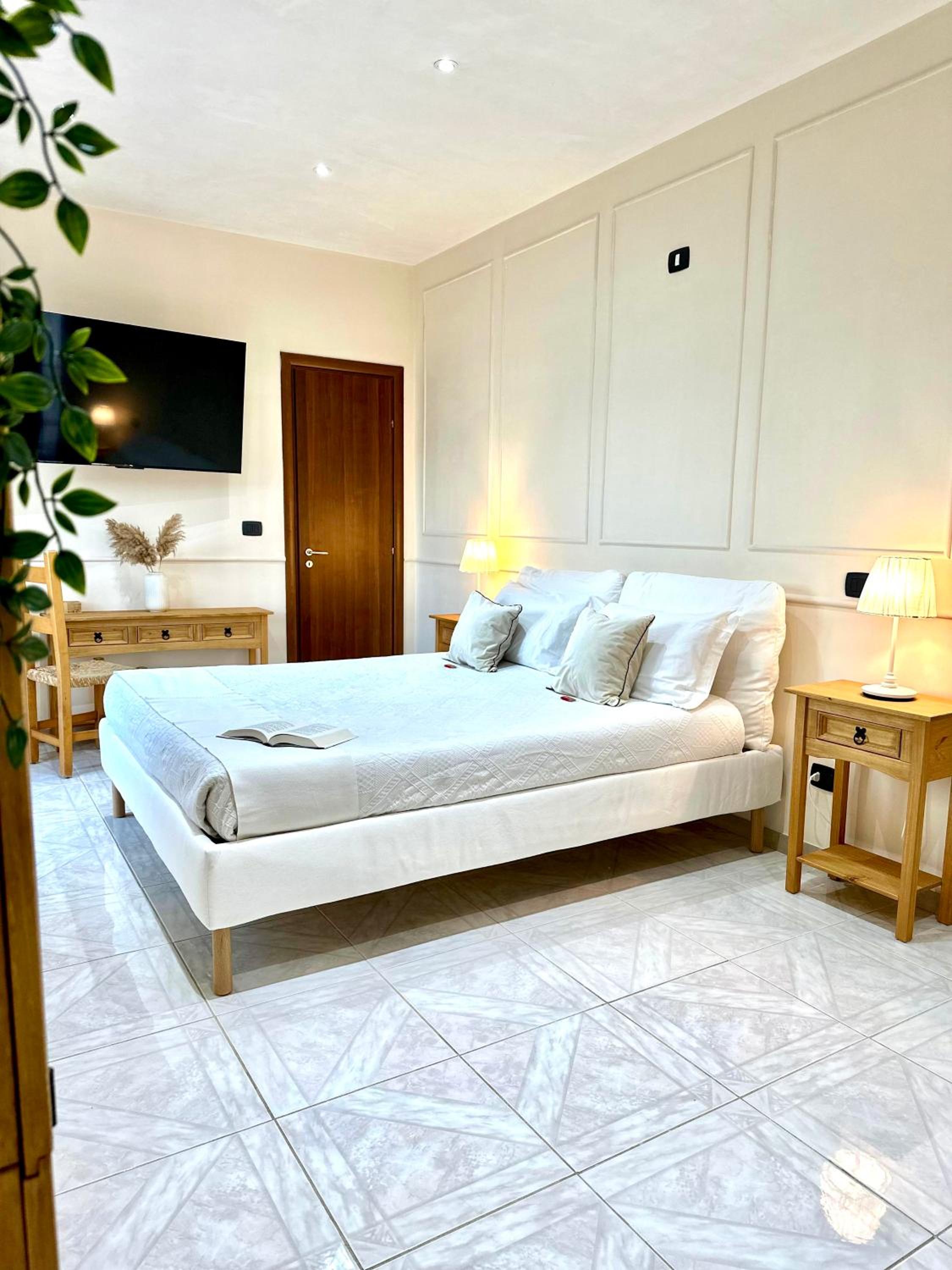 Deluxe Double Room with Balcony - Photo 7