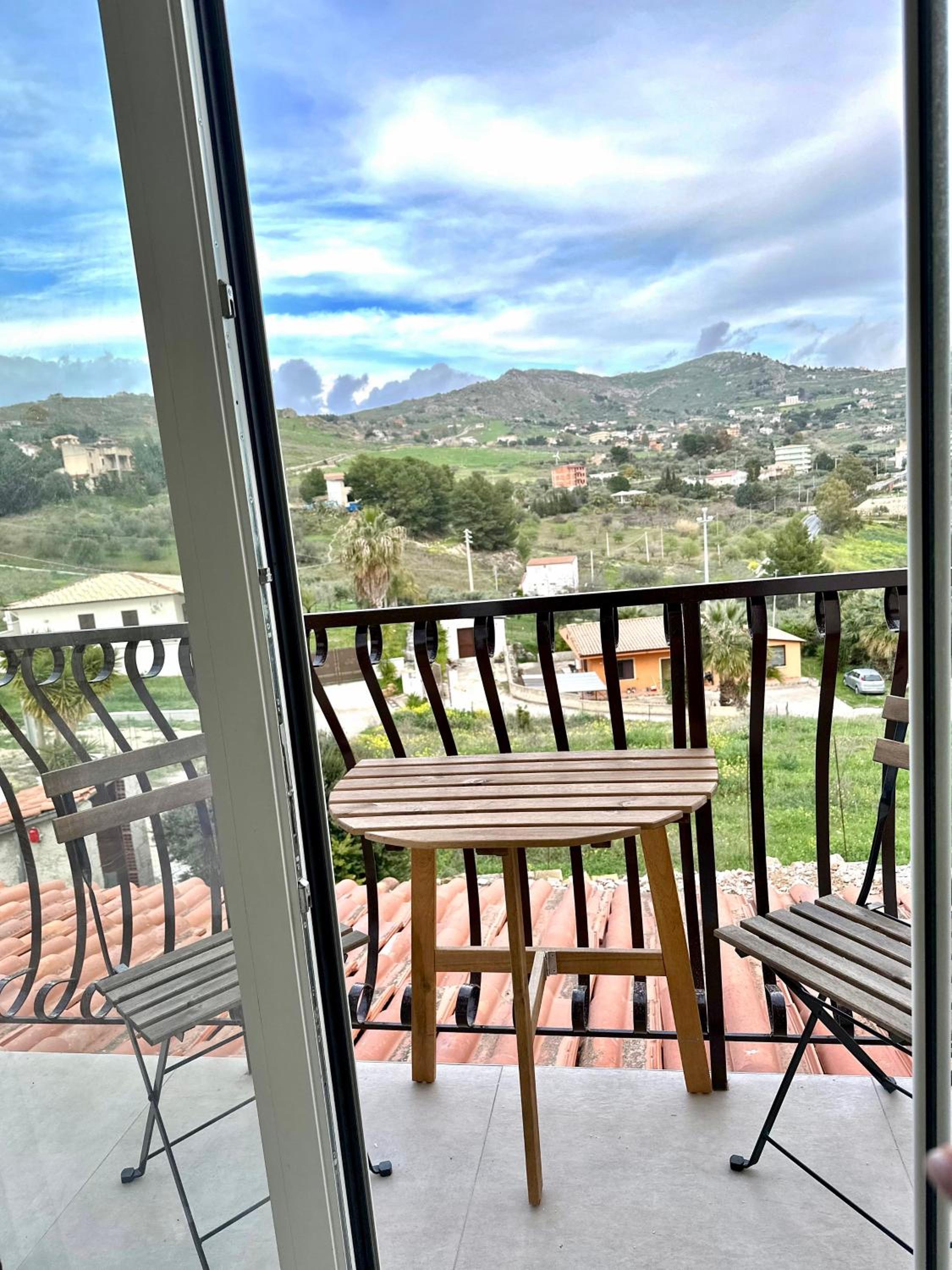 Deluxe Double Room with Balcony - Photo 6