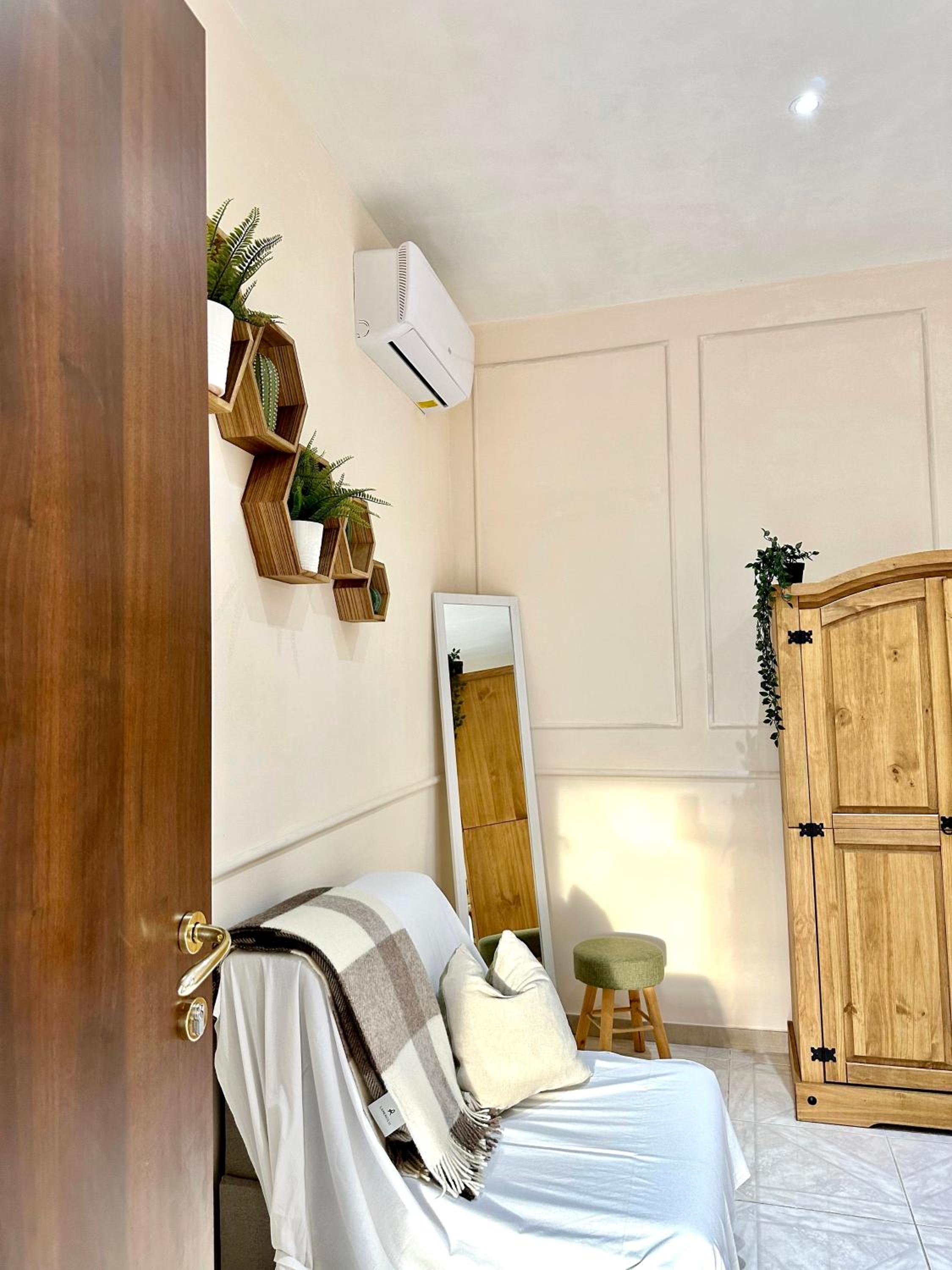 Deluxe Double Room with Balcony - Photo 9