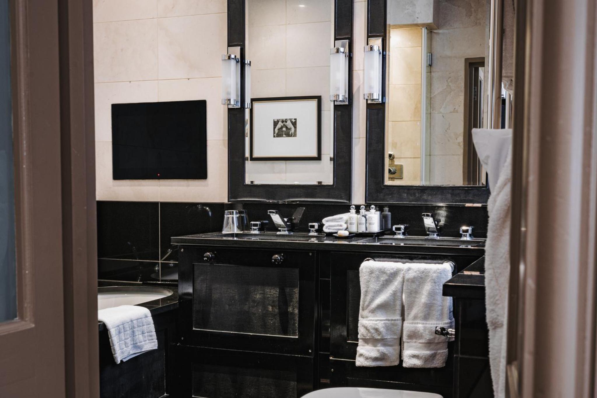 Deluxe King Suite