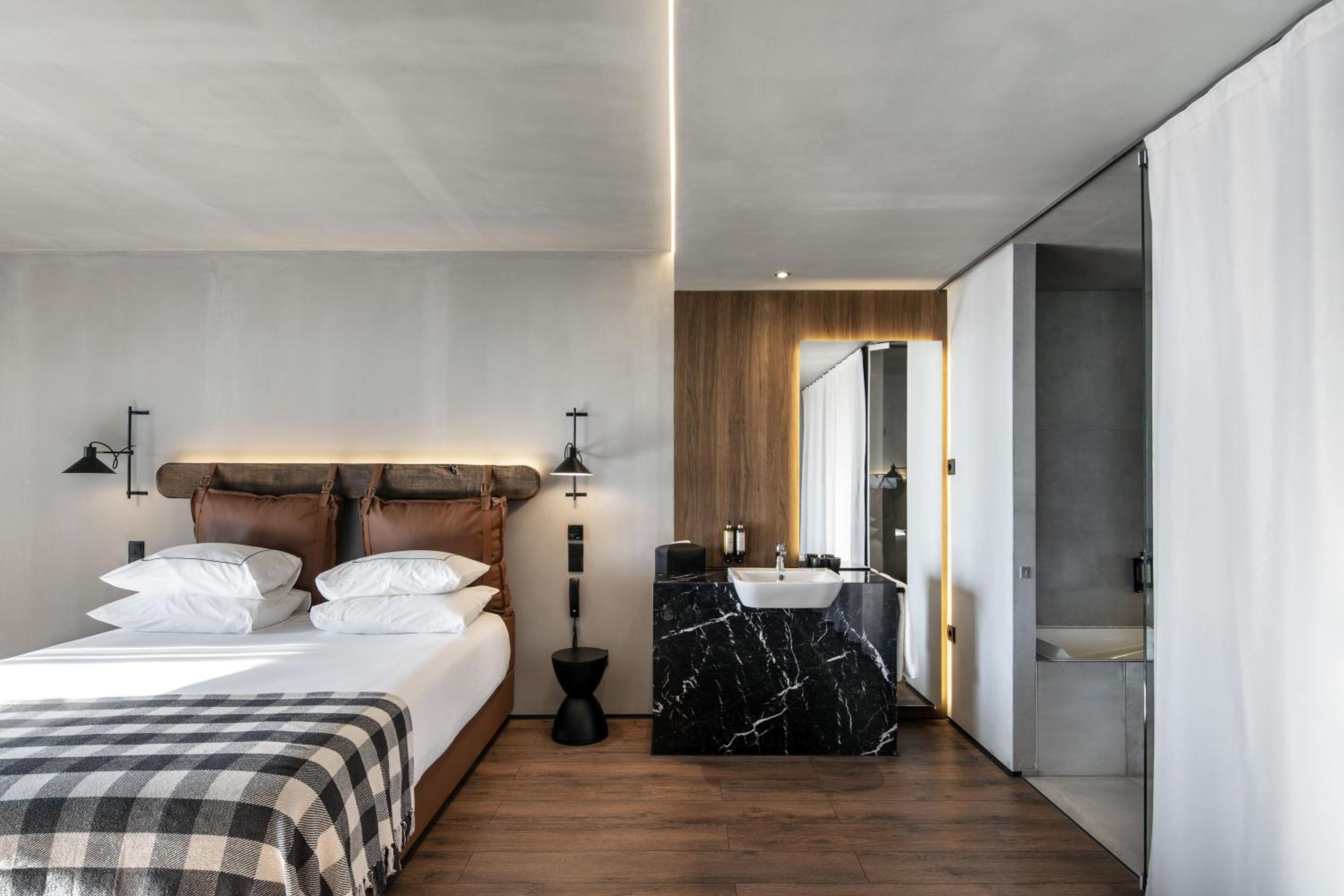 Deluxe Double or Twin Room with Balcony and Mountain View  - Photo 3