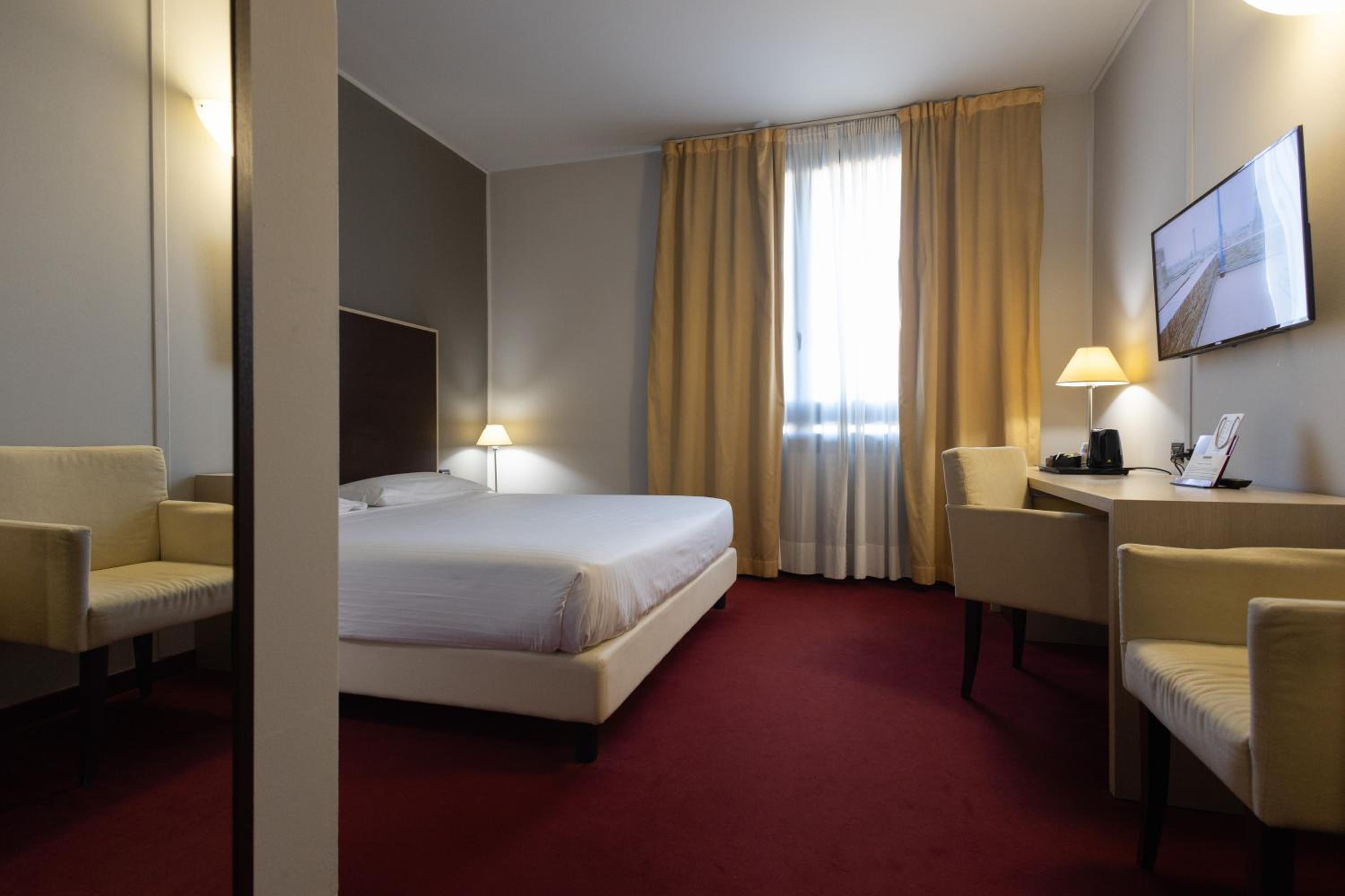 Classic Double Room (1 Adult) - Photo 9