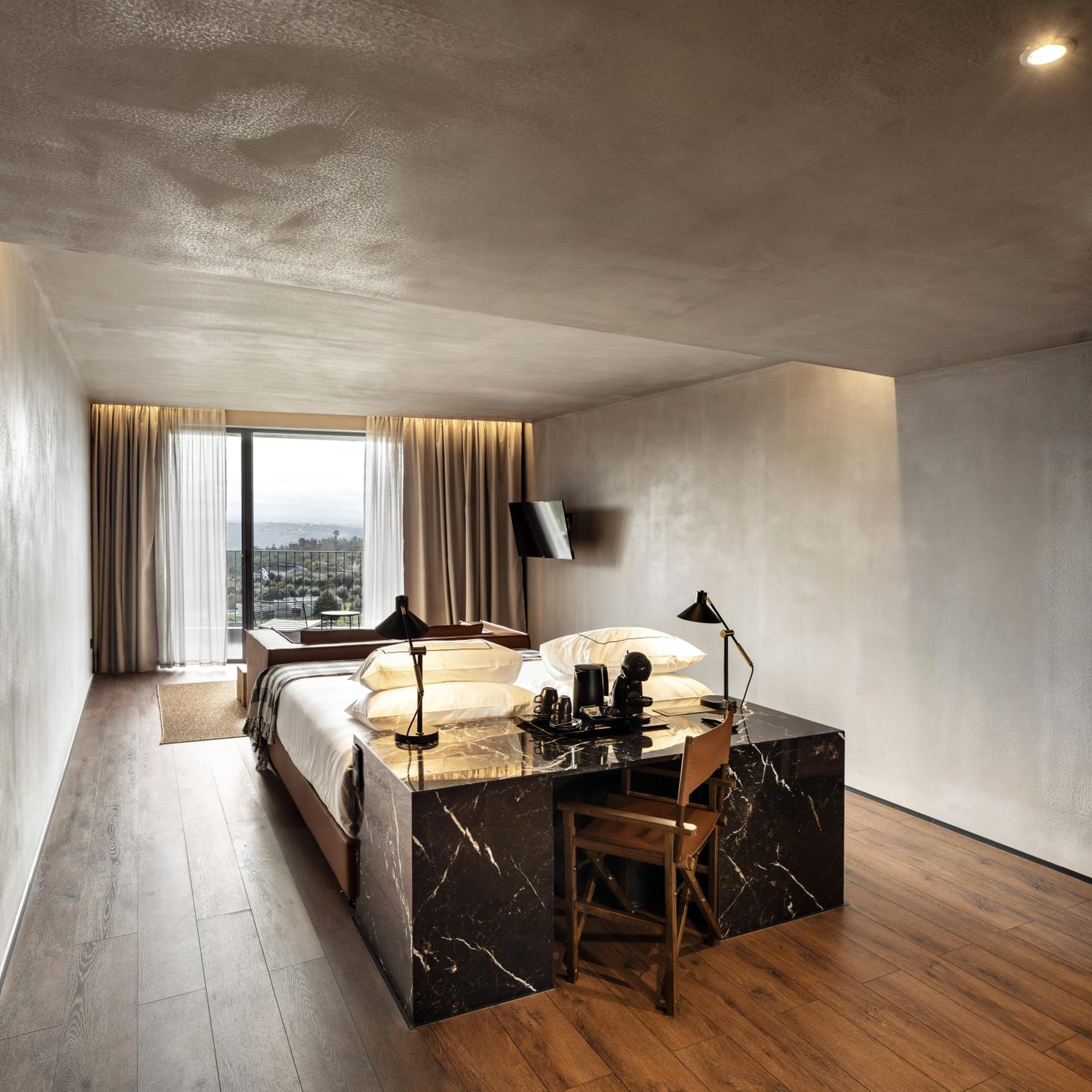 Suite with Balcony and Mountain View - Photo 11
