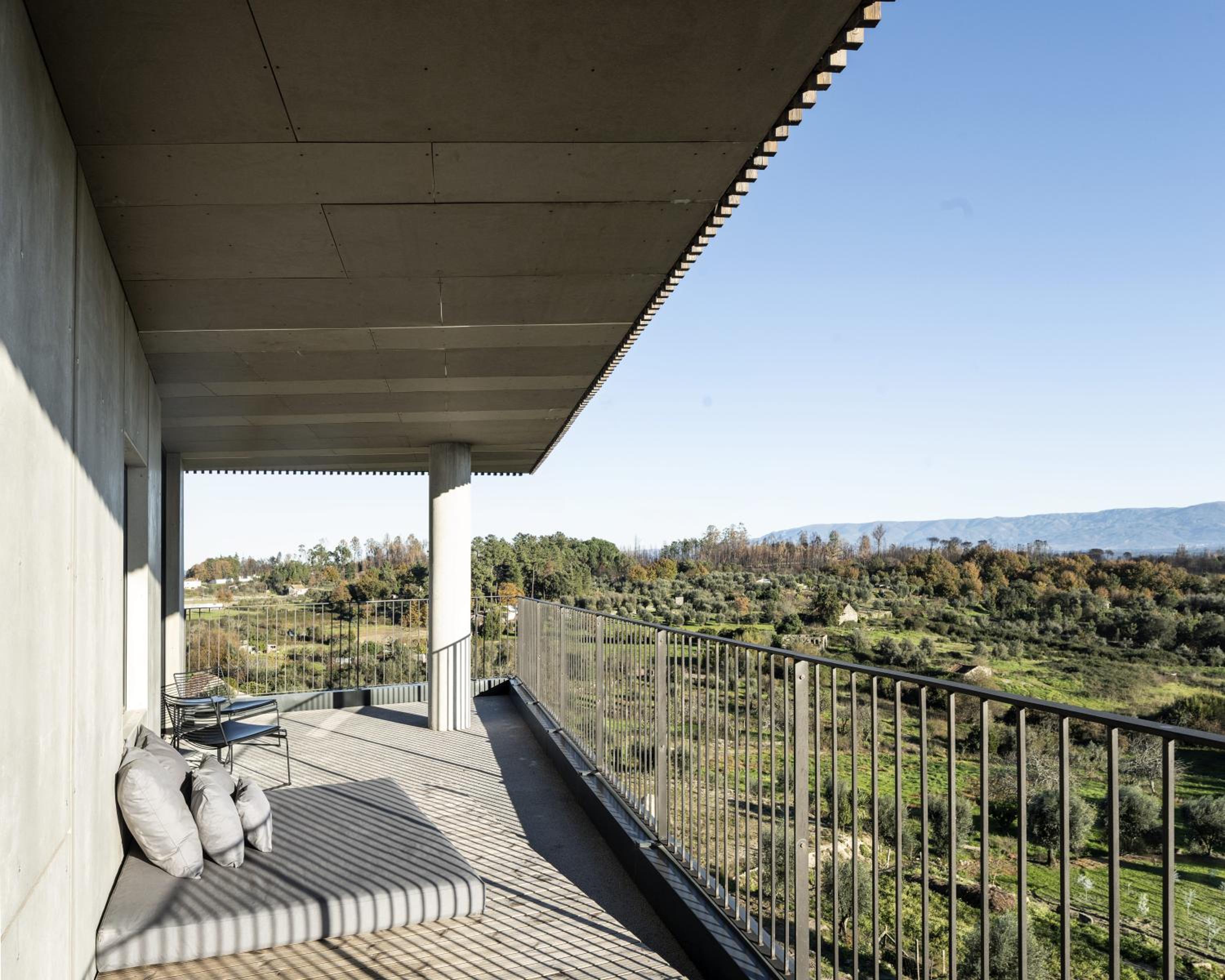 Suite with Balcony and Mountain View - Photo 8