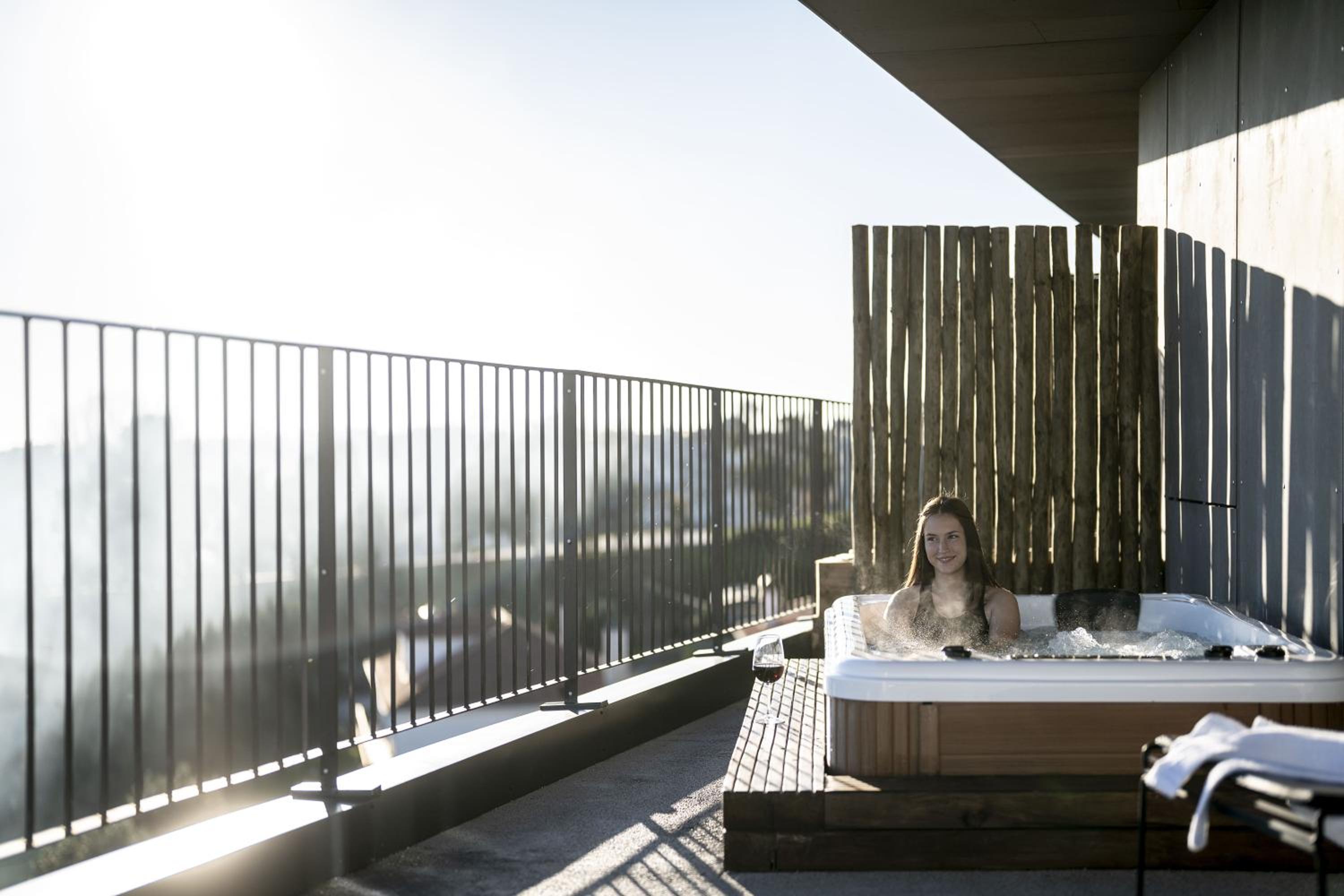 Suite with Balcony and Exterior Jacuzzi - Photo 5