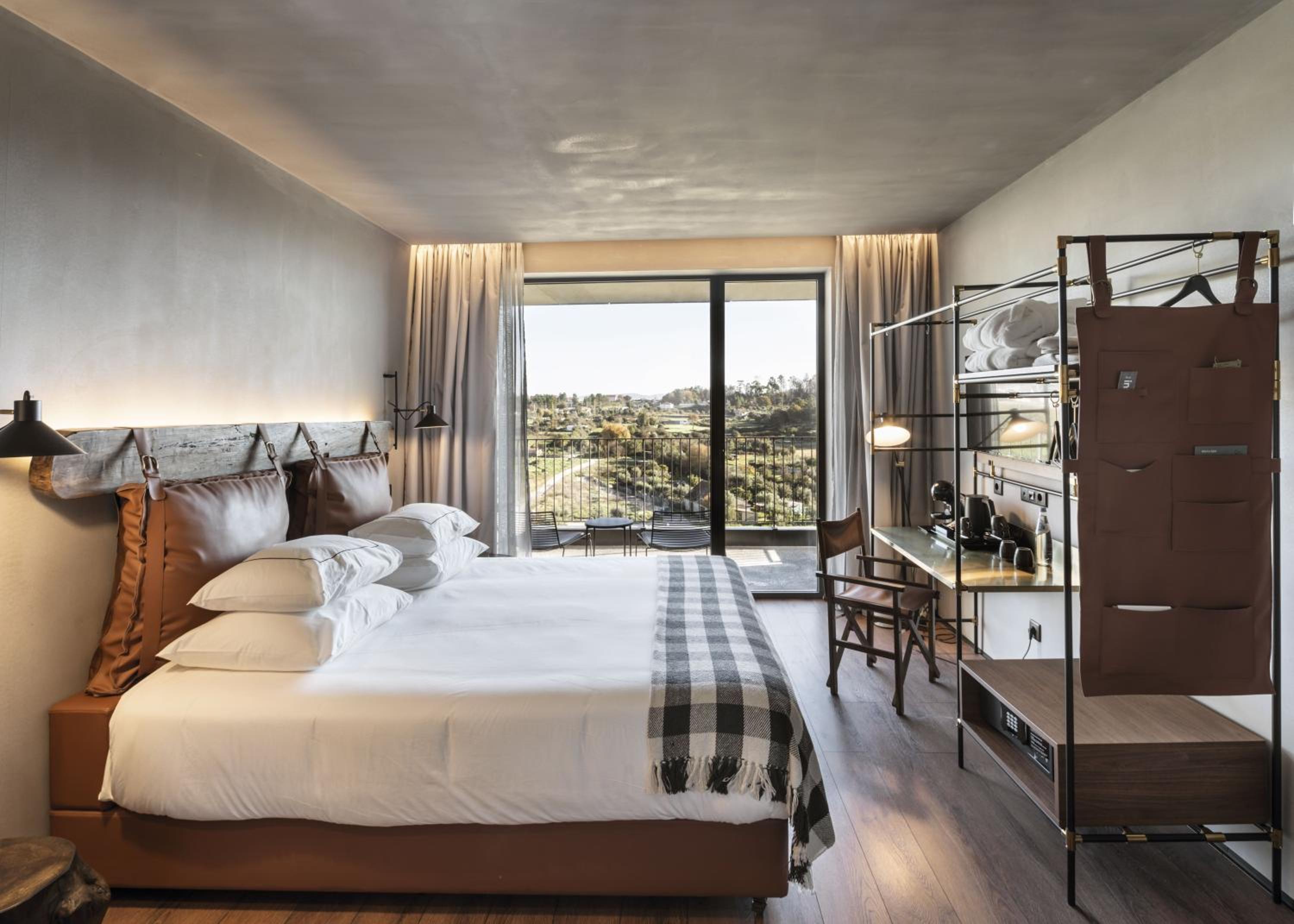 Superior Double or Twin Room with Balcony and Pool View - Photo 3