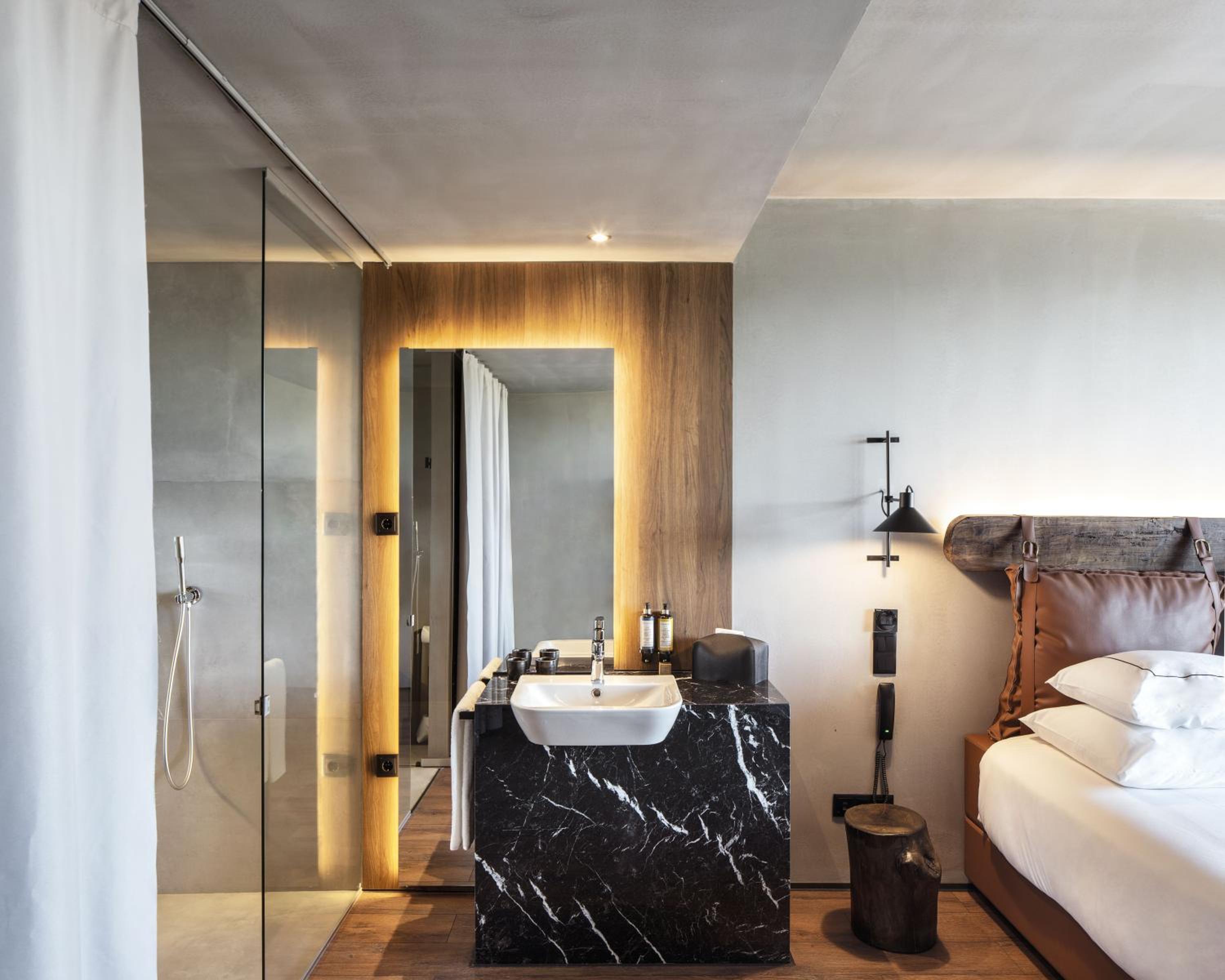 Superior Double or Twin Room with Balcony and Pool View - Photo 4