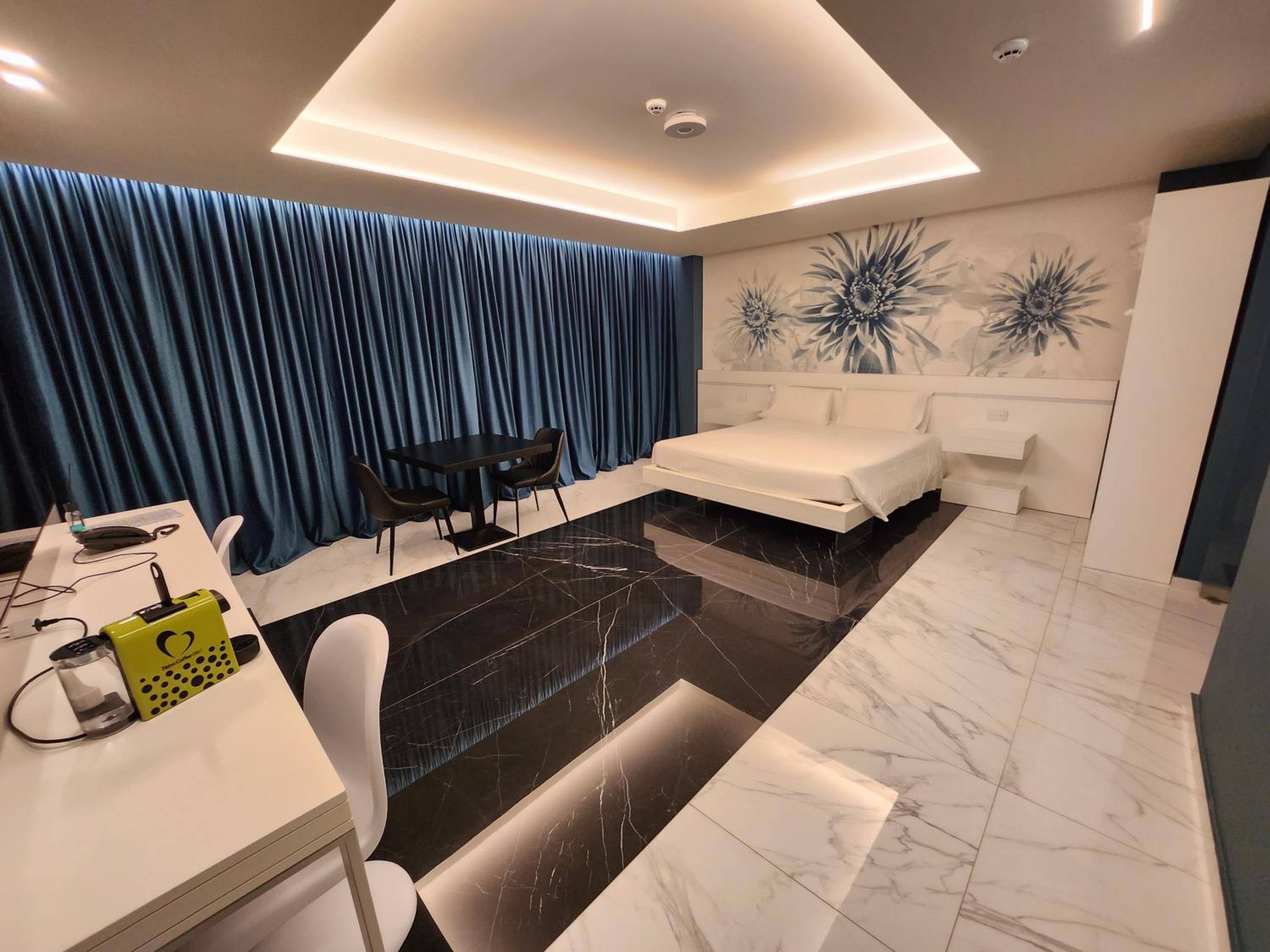 Deluxe Suite with Spa Bath
