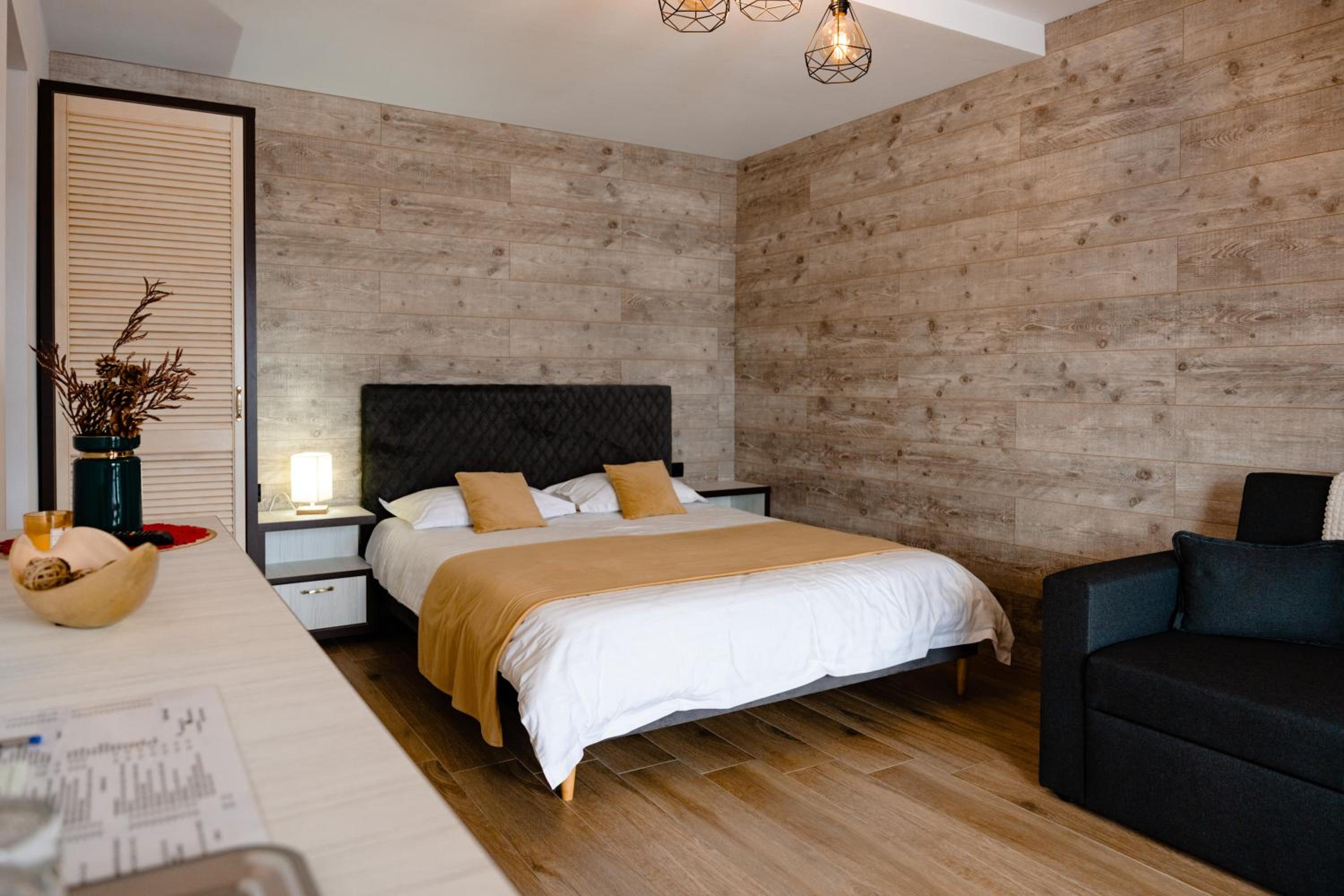 Deluxe Double Room (2 Adults + 1 Child) photo 1