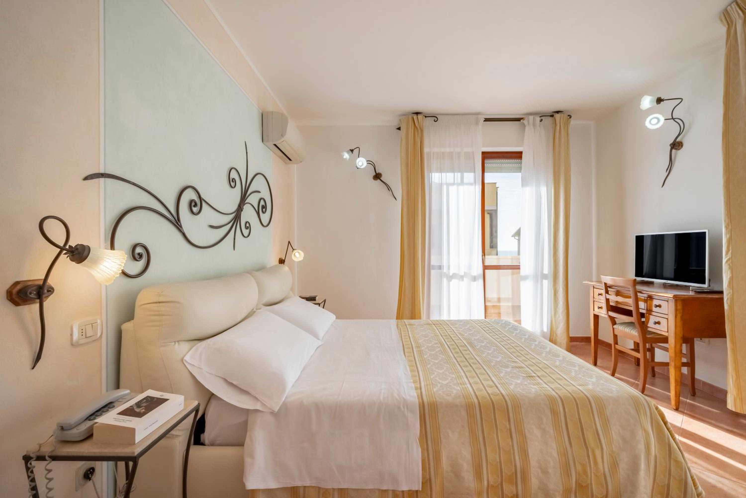 One-Bedroom Apartment with Balcony photo 1