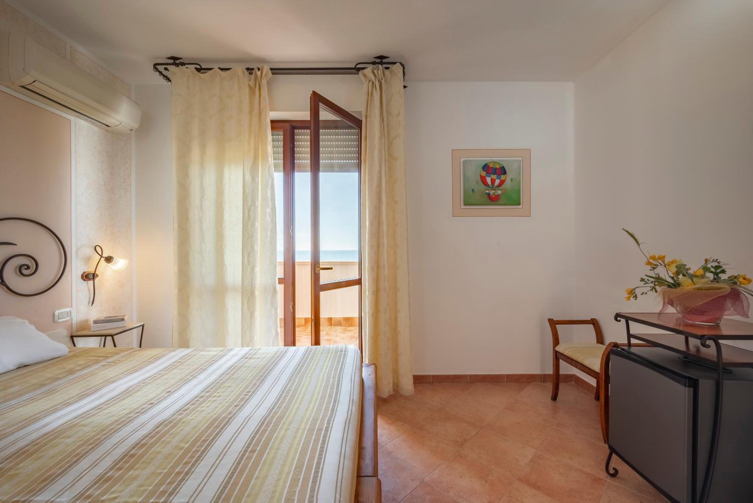 Superior Suite with Sea View - Photo 8