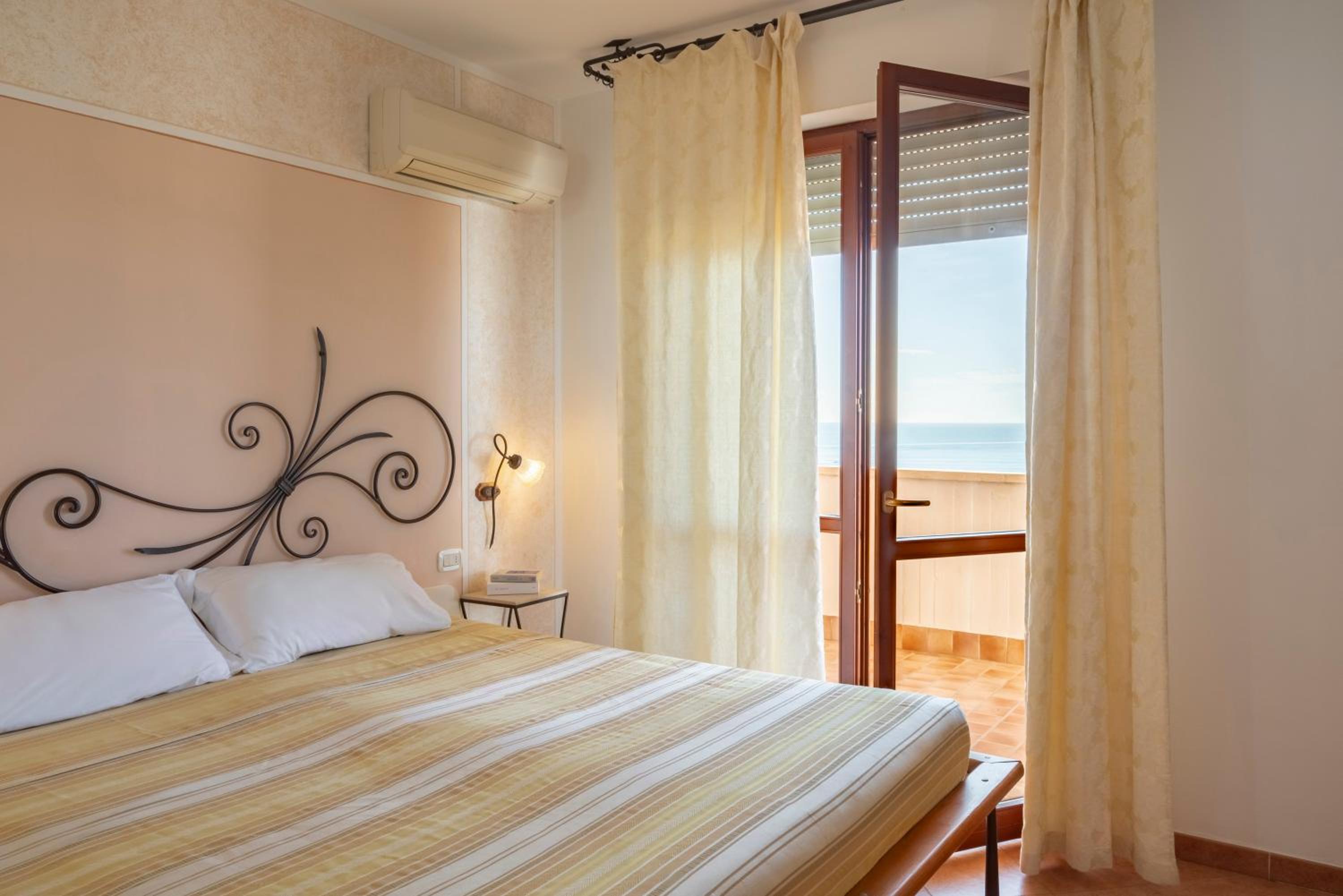 Superior Suite with Sea View - Photo 9