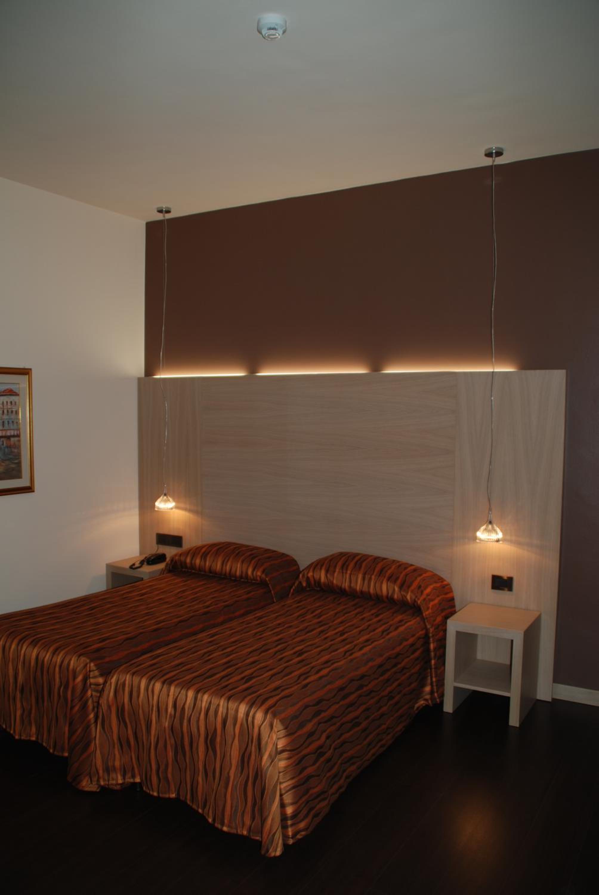 Double or Twin Room - Photo 9