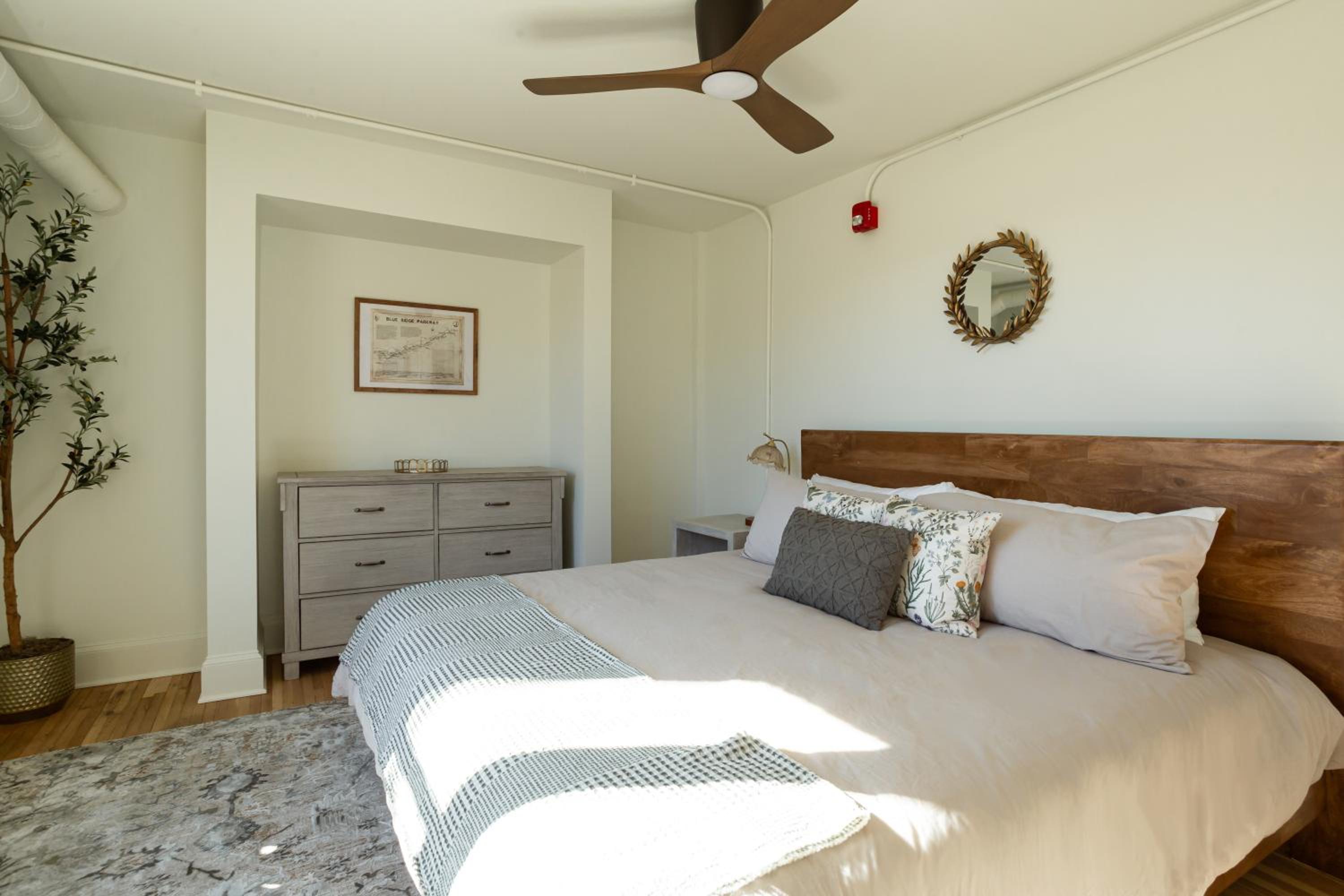 King Suite (Self Check-in with Virtual Front Desk) photo 1