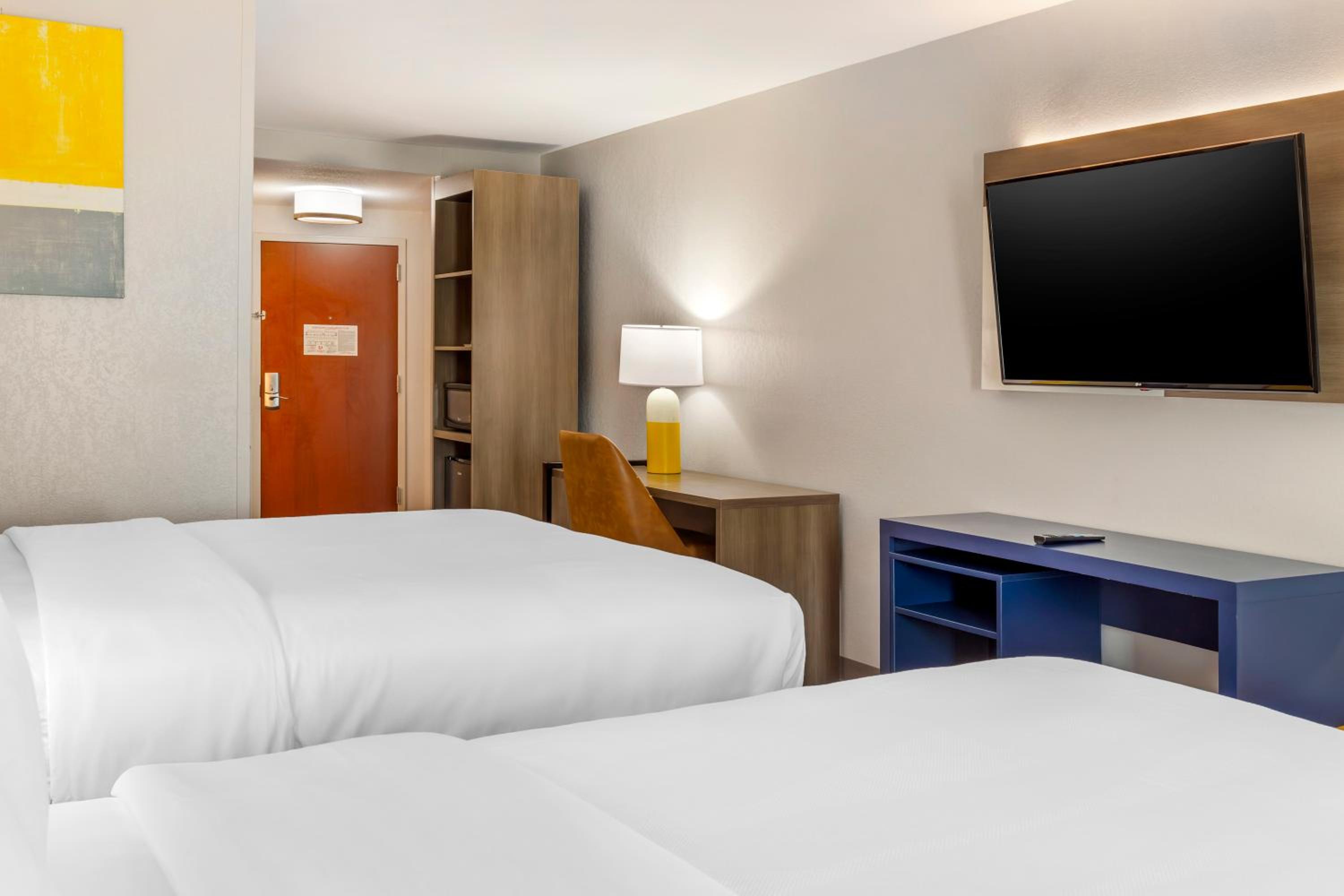 Queen Suite with Two Queen Beds - Non-Smoking - Photo 8