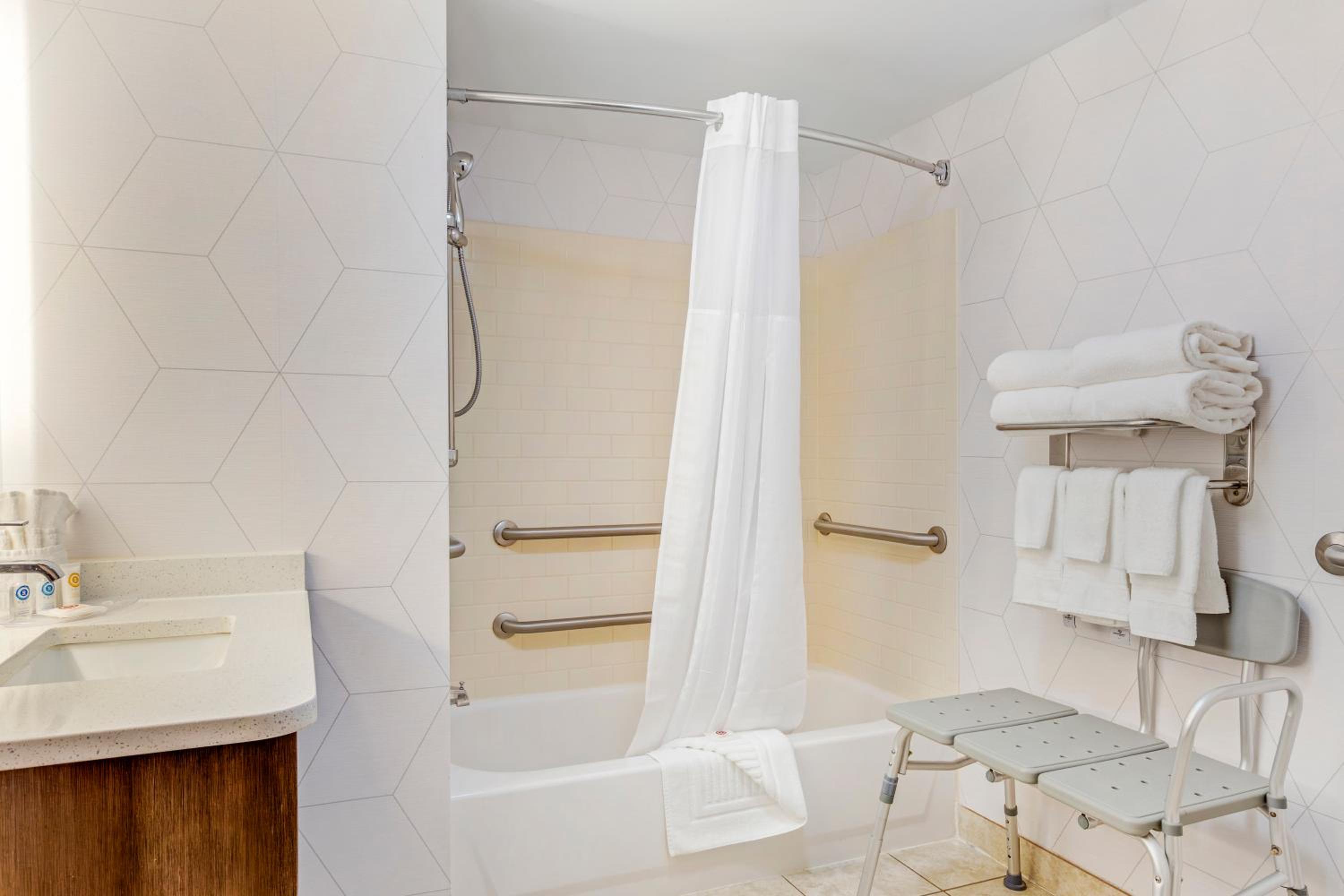 Queen Suite with Two Queen Beds - Accessible/Non-Smoking - Photo 4